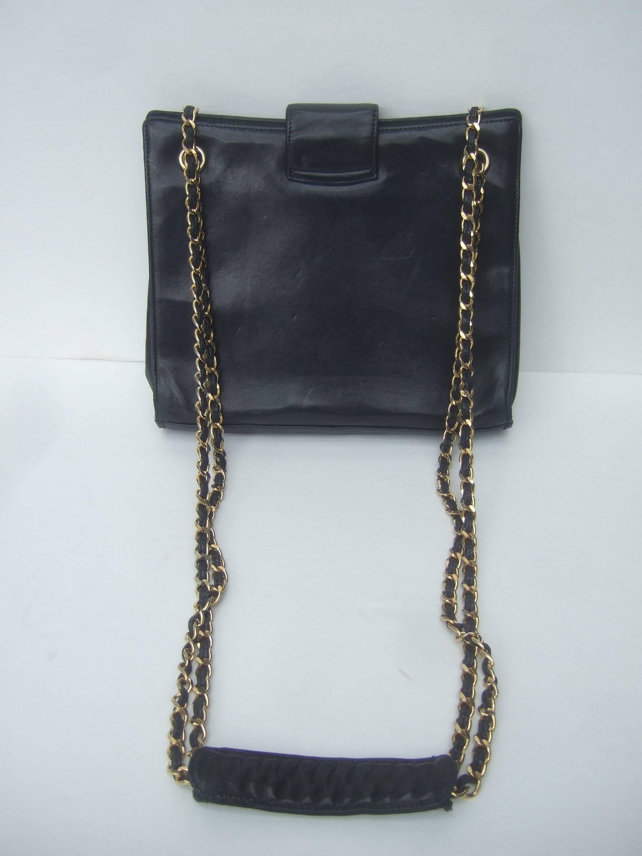 Donna Chanel Borsa a tracolla con tracolla a catena in pelle nera, anni '80 circa