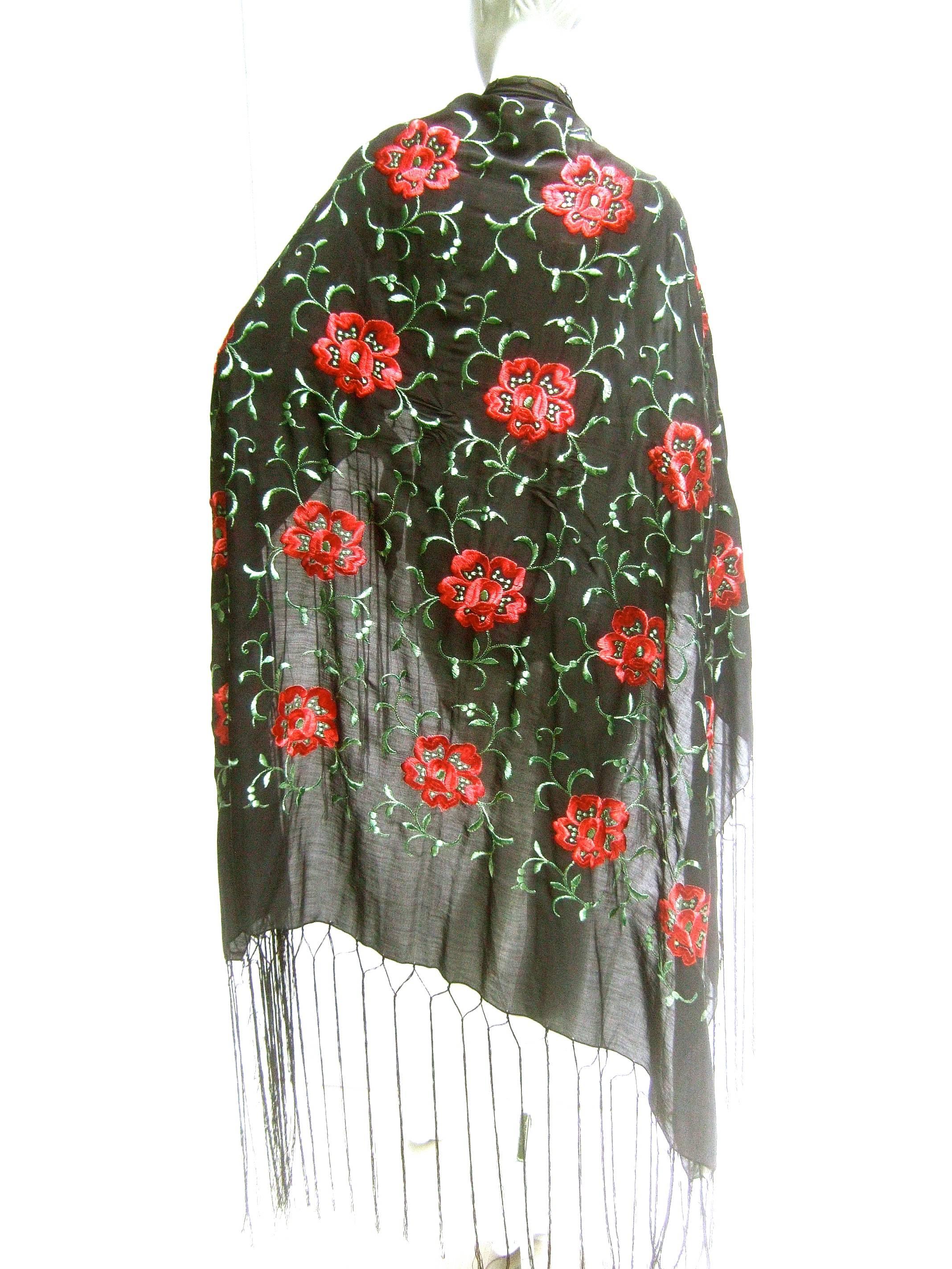 Noir Châle en soie noir exotique brodé à franges et à fleurs, c. 1960 en vente