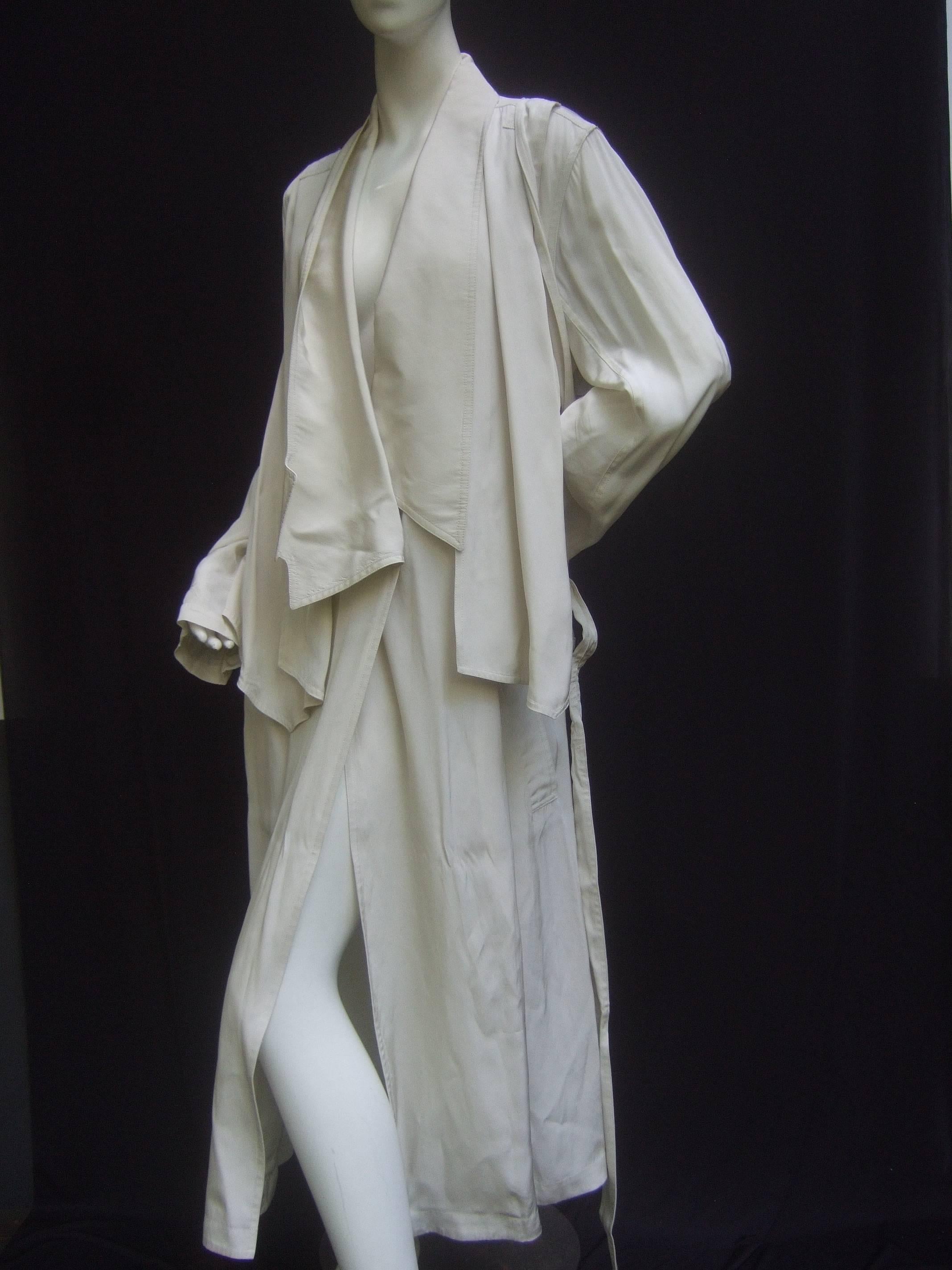 Alexander Wang Avant Garde White Trench Coat  In Excellent Condition In University City, MO