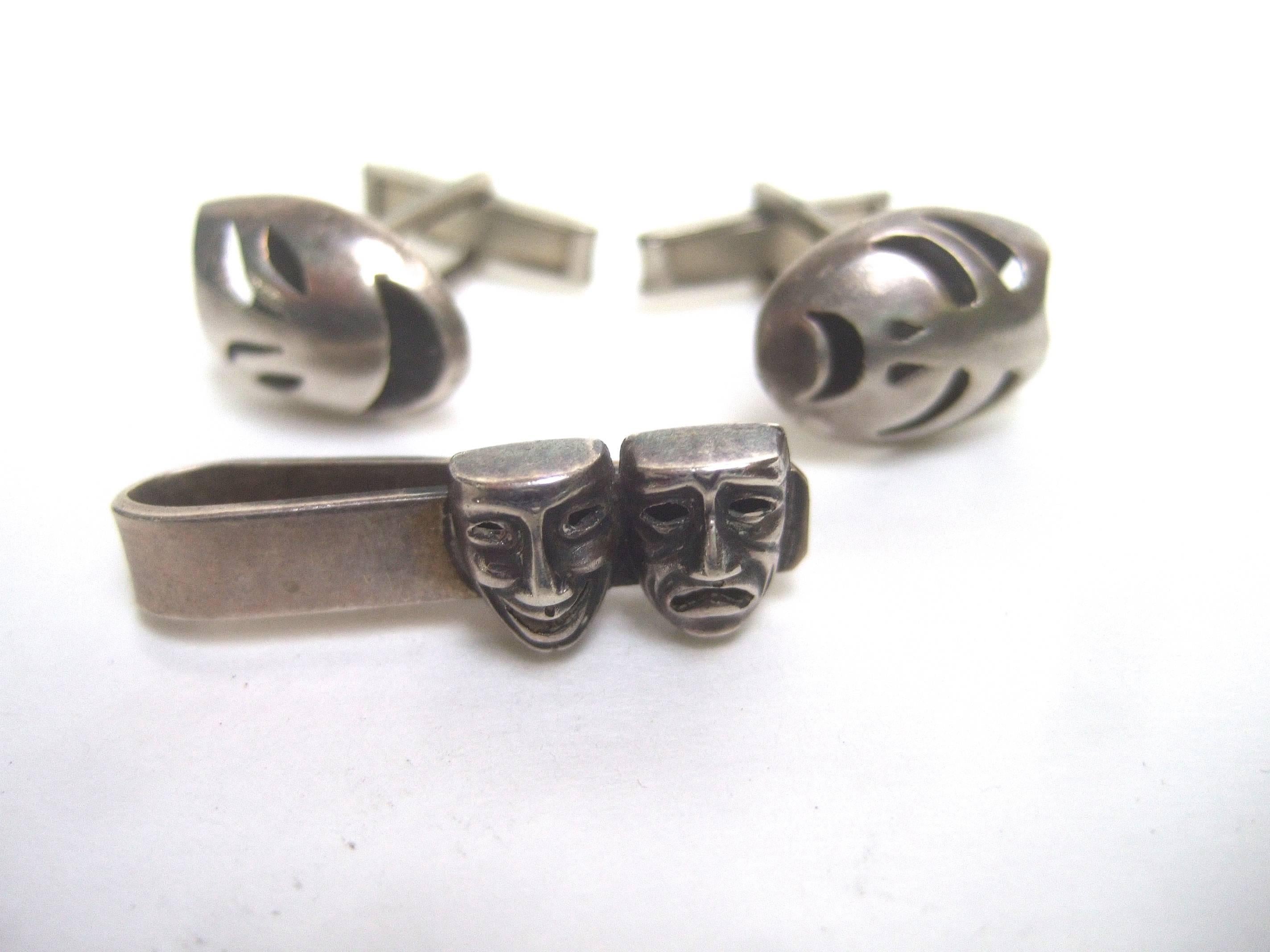 Mexican sterling thespian mask cuff links and tie bar c 1960
The unique set is designed with comedy and tragedy 
theatrical masks 

The thespian mask tie bar is slightly different 
in design then the cuff links mask design 

The back of the