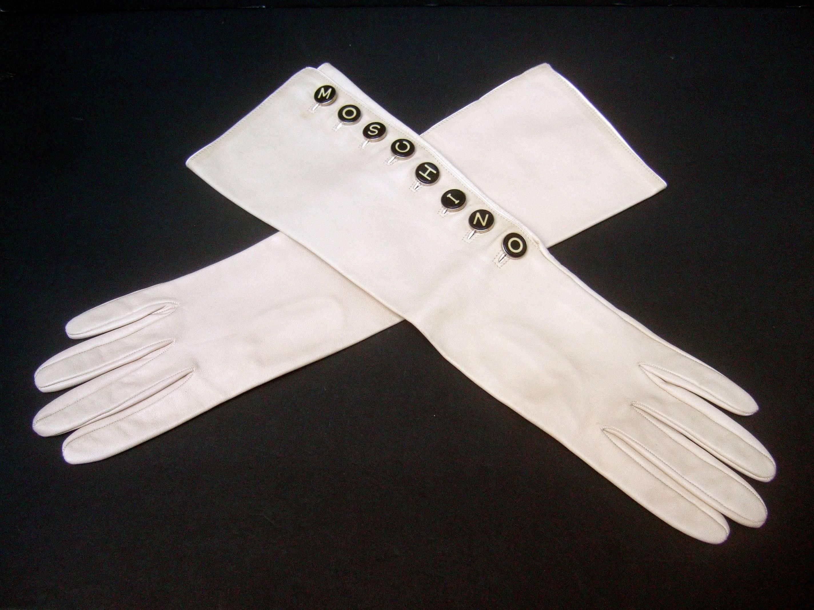 Moschino Italien Elfenbeinfarbene Schreibtischhandschuhe aus Ziegenleder mit Schlüsselknopf in Elfenbein, um 1990  (Beige) im Angebot