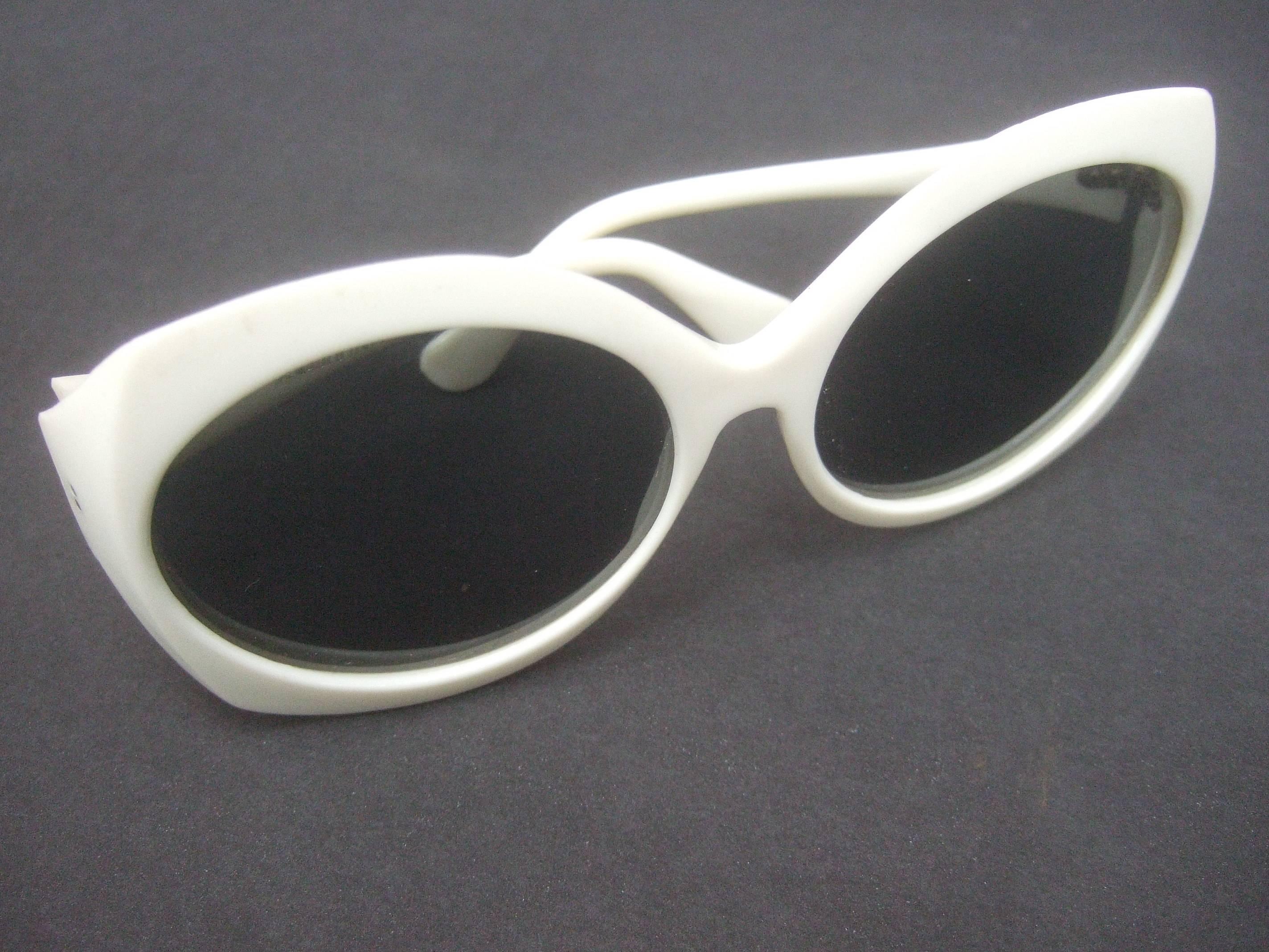 Mod Italian Sleek White Plastic Sunglasses ca 1970 In Good Condition In University City, MO