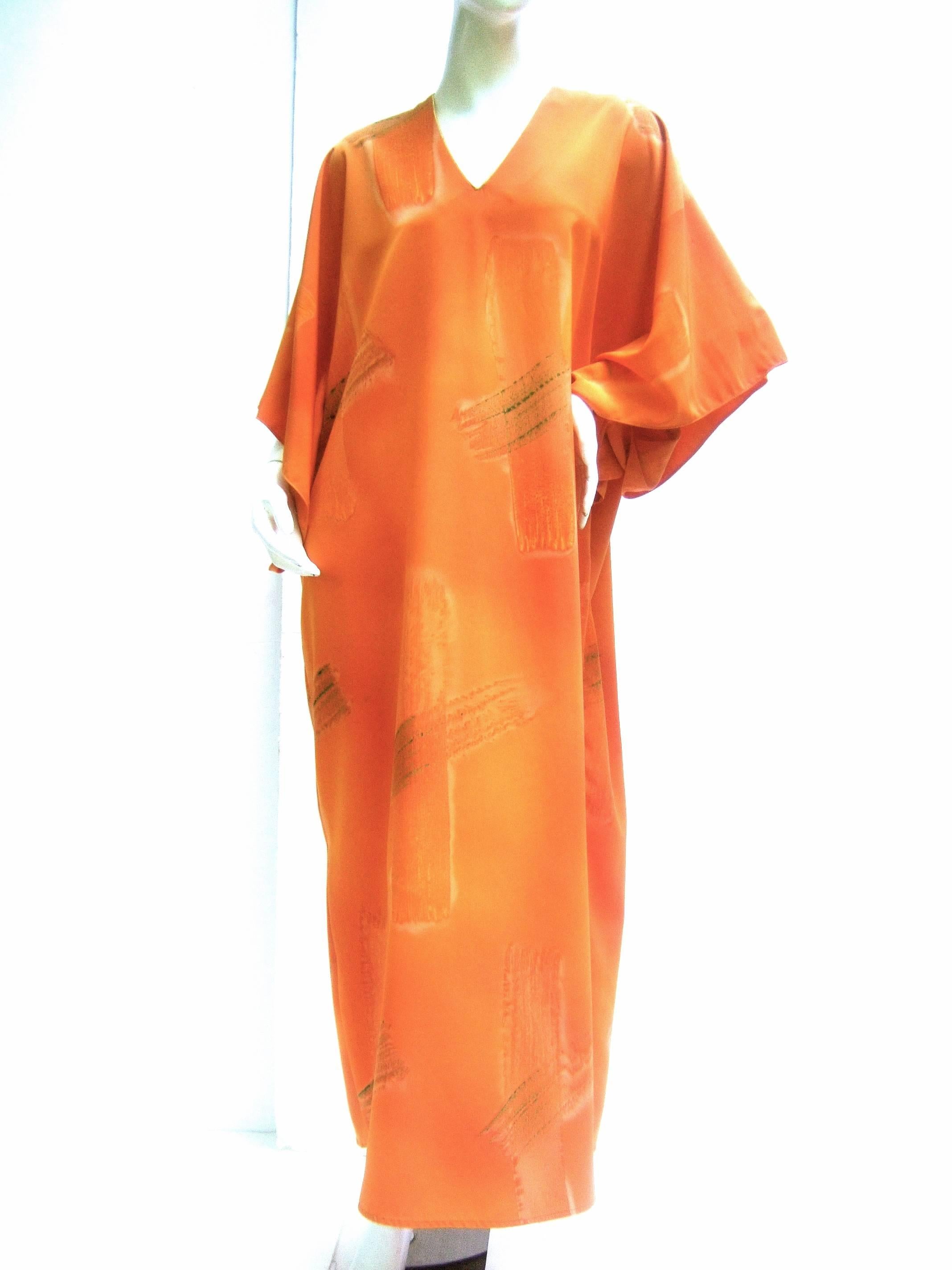 ***RESERVED SALE PENDING FOR ANNE***


***RESERVED SALE PENDING FOR ANNE***

Vibrant tangerine caftan lounge gown for 
Neiman Marcus c 1990
The crisp citrus color caftan gown is embellished with sporadic  
brush stroke graphics 

The collar is