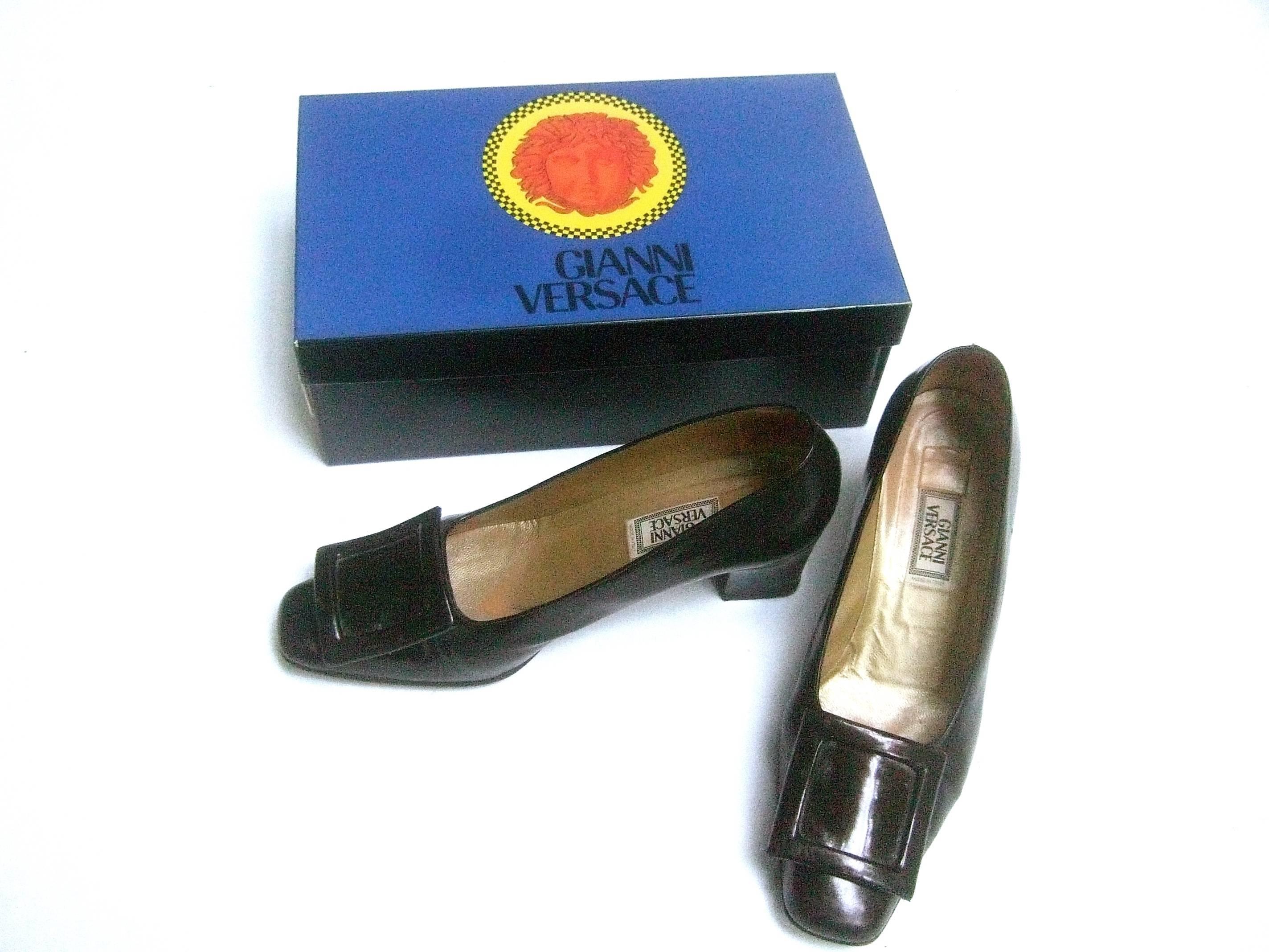 Versace brown leather pumps in Versace box Size 39 
The stylish Italian pumps are covered with glossy 
chocolate brown leather 

Designed with a matching square buckle on the front
of each shoe

Labeled: Gianni Versace Made in Italy 

Italian Size