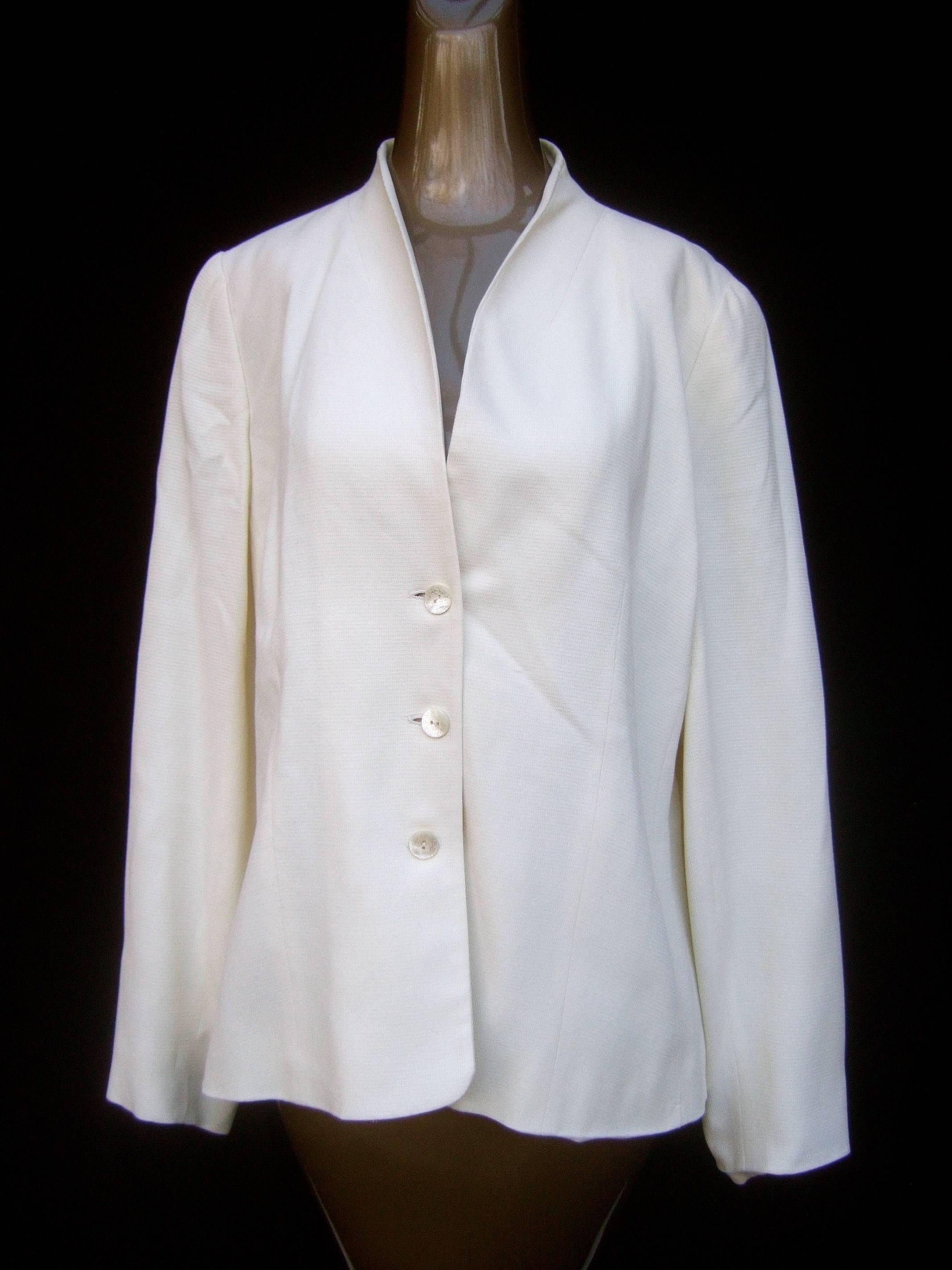Valentino Italy crisp white light weight jacket US Size 16 
The stylish designer jacket is adorned with a trio 
of mother of pearl style resin buttons that run down 
the front 

The light weight viscose acetate fabric drapes beautifully 
The classic