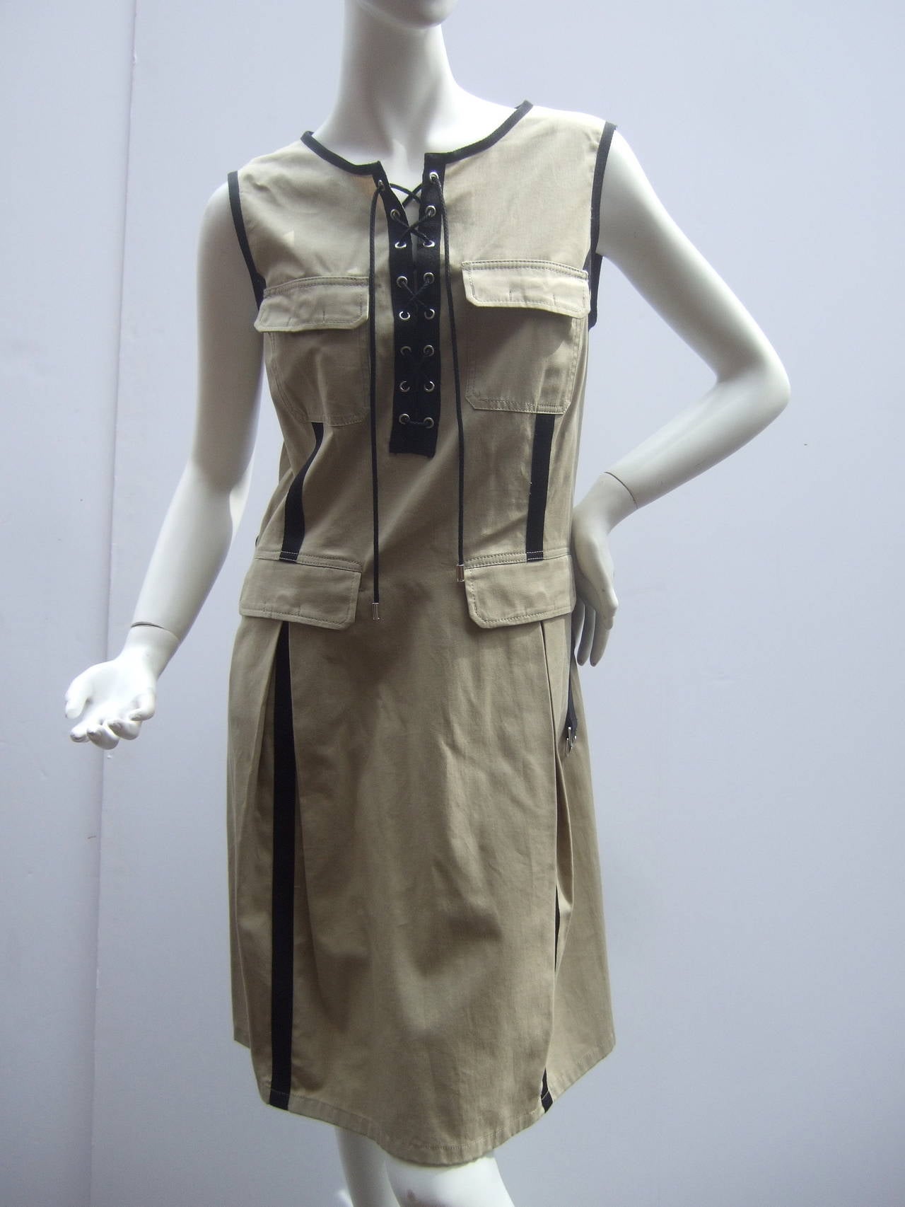 Dolce & Gabbana Khaki Tan & Black Trim Sleeveless Dress Size 44 In Excellent Condition In University City, MO