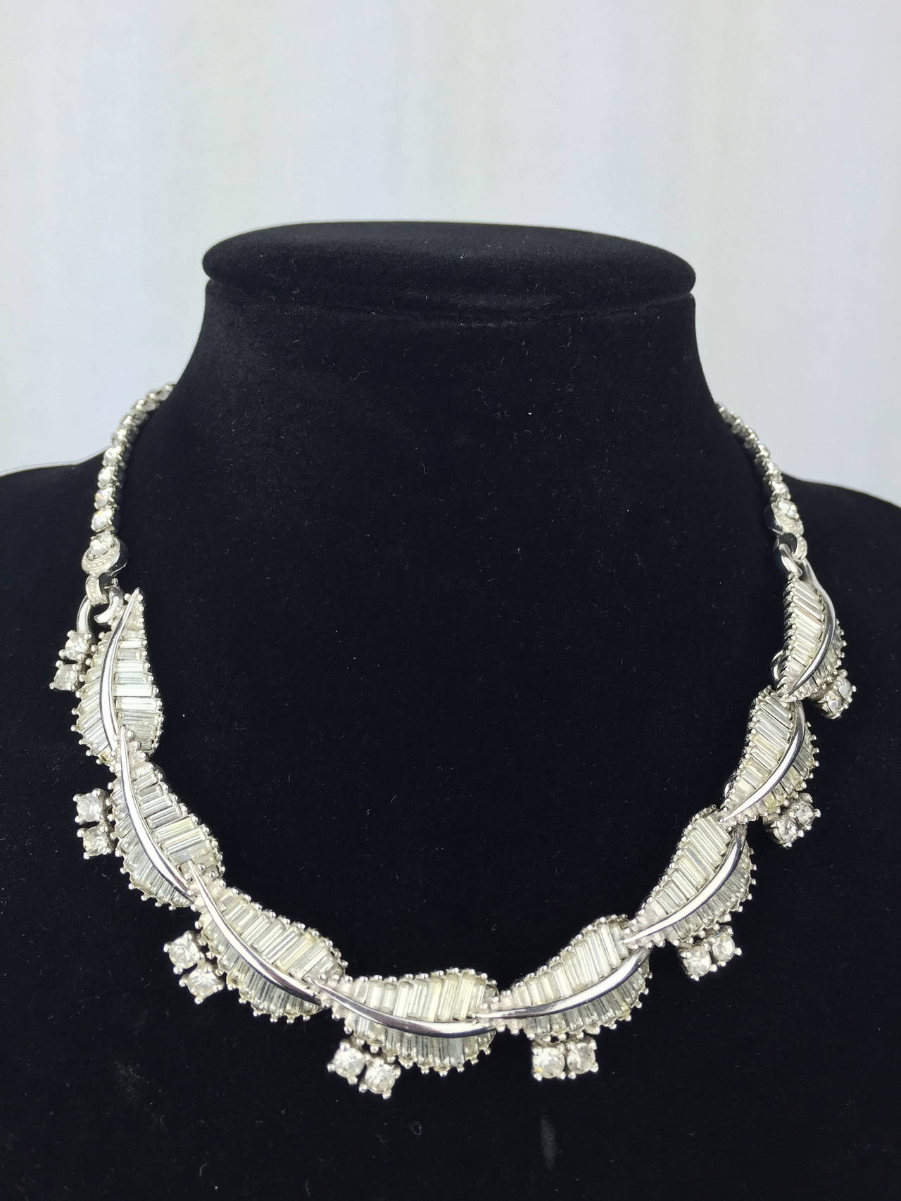 Deco style 1950's Pennino necklace and earrings. In Excellent Condition In University City, MO