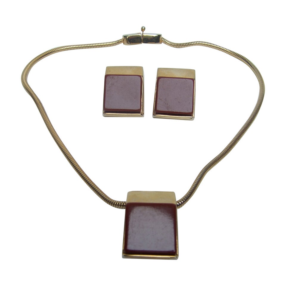 Pierre Cardin Collier et boucles d'oreilles élégant en résine Cinnabar, c. 1970 en vente