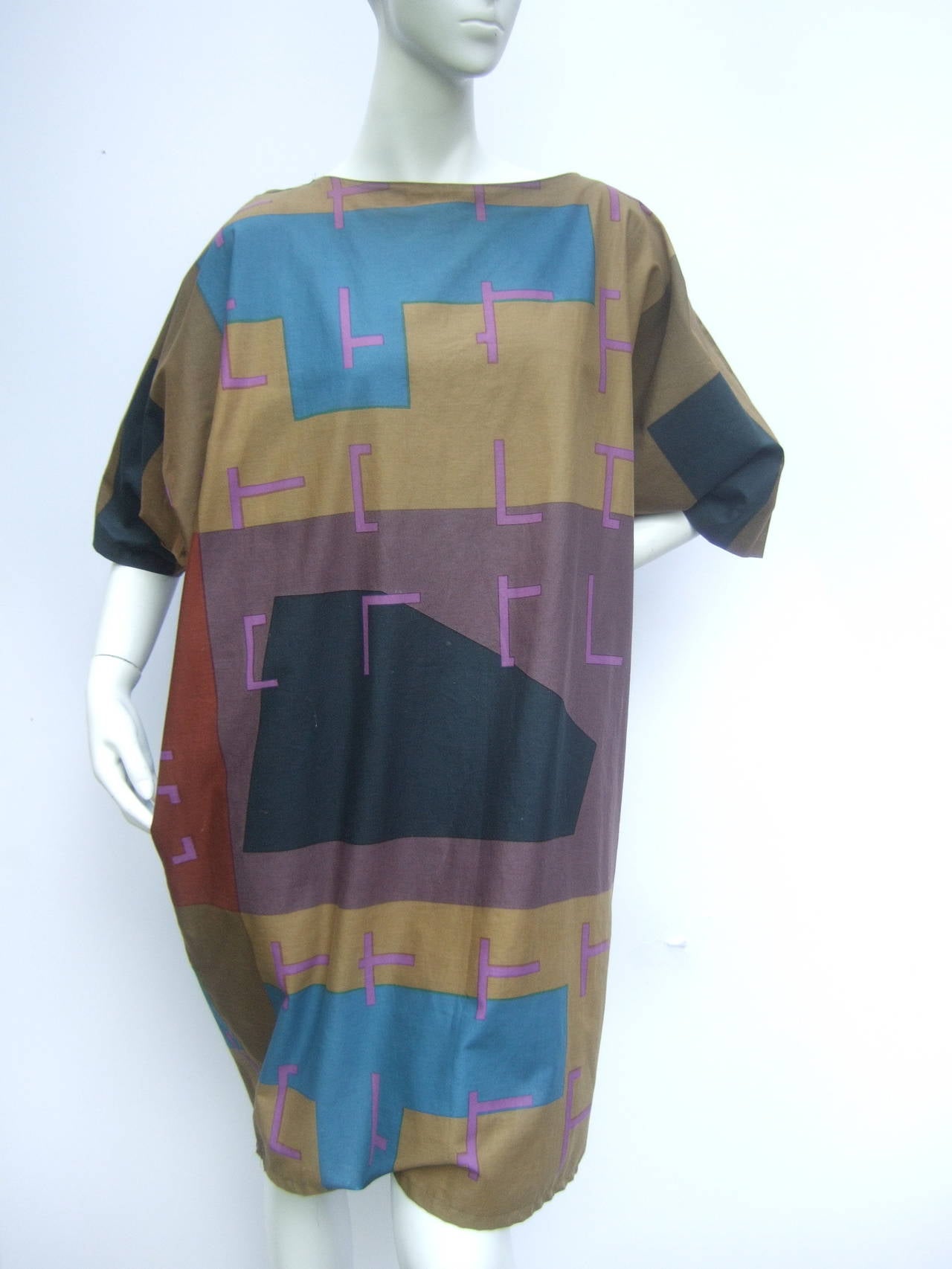 Marimekko Chic color block cotton sac dress Size M
The avant-garde Finnish dress is designed with bold
geometric graphics. The collage of muted earth tone
colors range from olive green, rust brown, mud brown,
muted golden yellow. Juxtaposed with