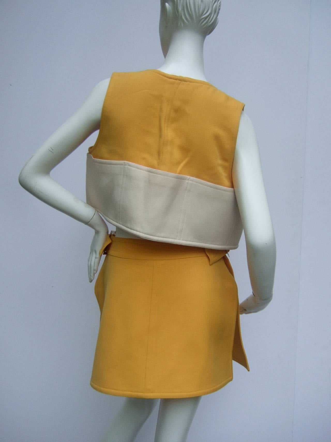 Courrèges Paris - Ensemble gilet et jupe en laine, style mod, circa 1970 En  vente sur 1stDibs