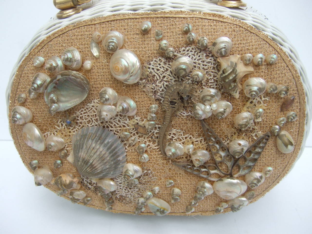 Posh Sea Shell White Wicker Retro Handbag c 1960 In Excellent Condition In University City, MO