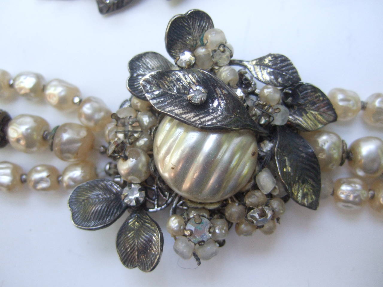 Traje de los años 50 Broche, pulsera y pendientes de perlas de Robert The en venta 1