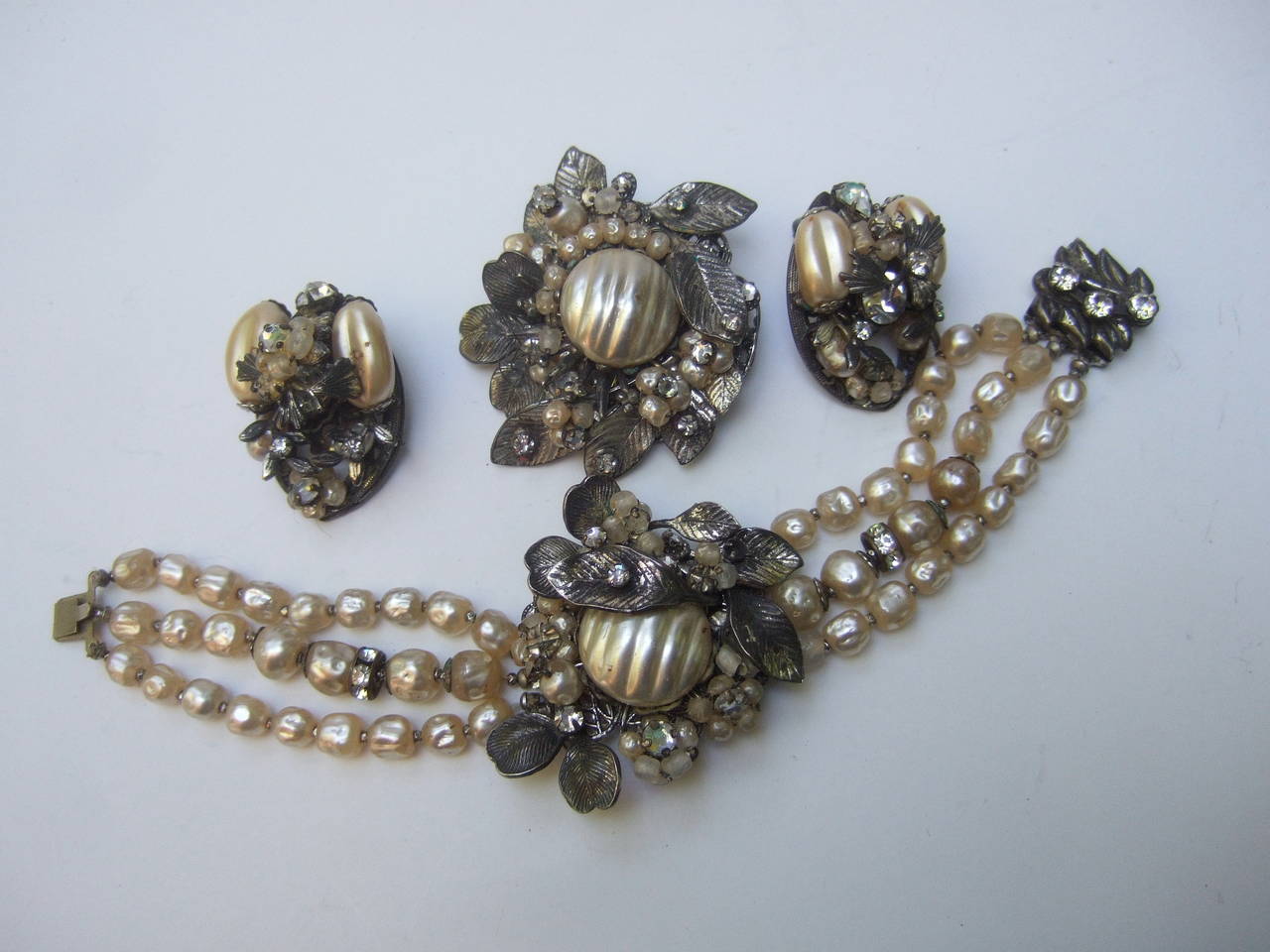 De las mujeres Traje de los años 50 Broche, pulsera y pendientes de perlas de Robert The en venta