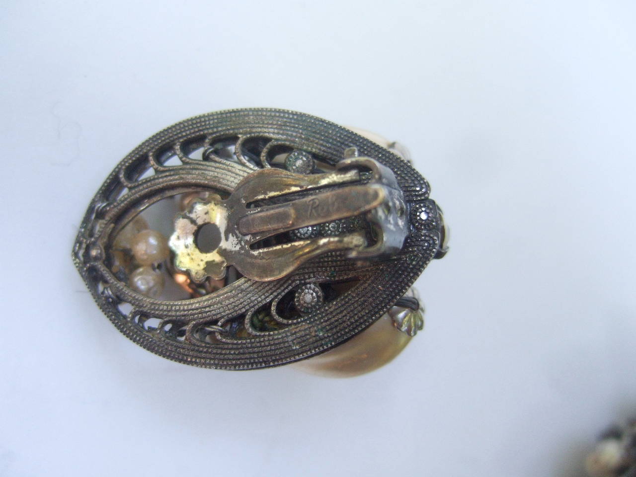 Traje de los años 50 Broche, pulsera y pendientes de perlas de Robert The en venta 5