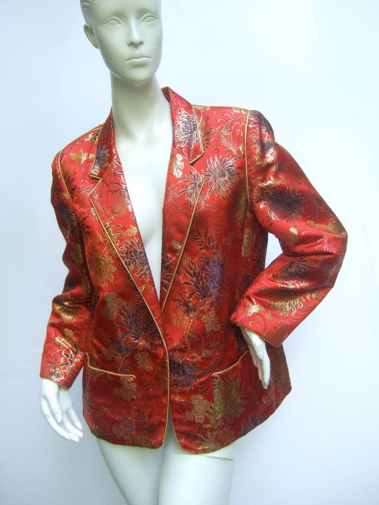 Marron Veste en brocart écarlate exotique style chinoiseries, années 1980 en vente