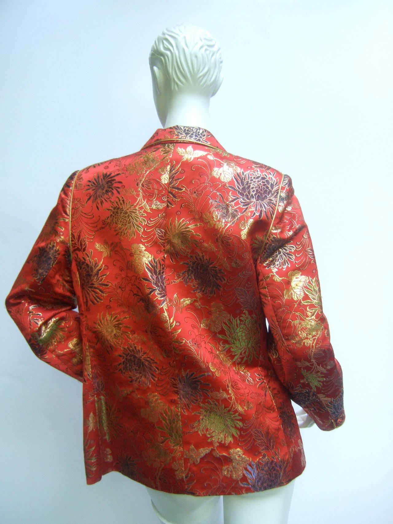 Veste en brocart écarlate exotique style chinoiseries, années 1980 Pour femmes en vente