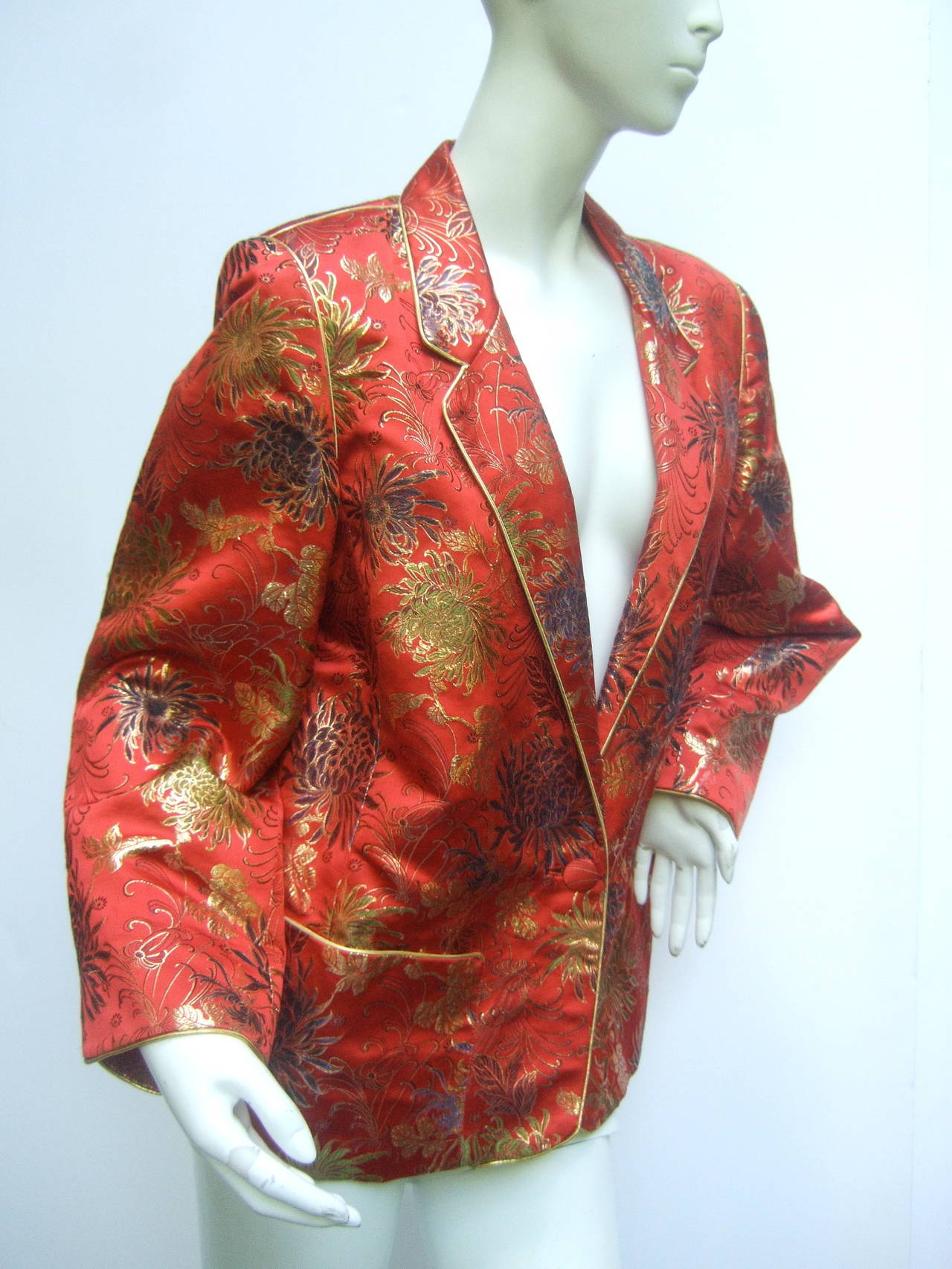 Veste en brocart écarlate exotique style chinoiseries, années 1980 Excellent état - En vente à University City, MO