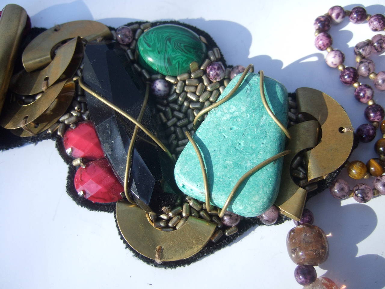 Collier d'avant-garde en perles de pierres et de verre d'artisan en vente 3