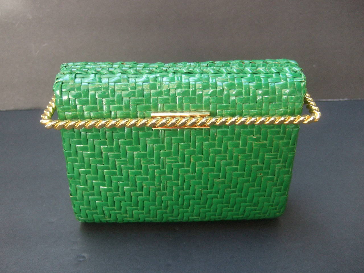 Rodo Italy Emerald Green Gilt Trim Wicker Clutch c 1980 In Excellent Condition In University City, MO