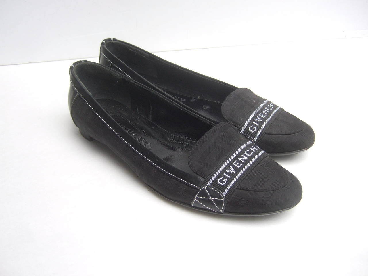 Givenchy Black Canvas Skimmer Flats Made in Italy Size 38.5 In Good Condition In University City, MO