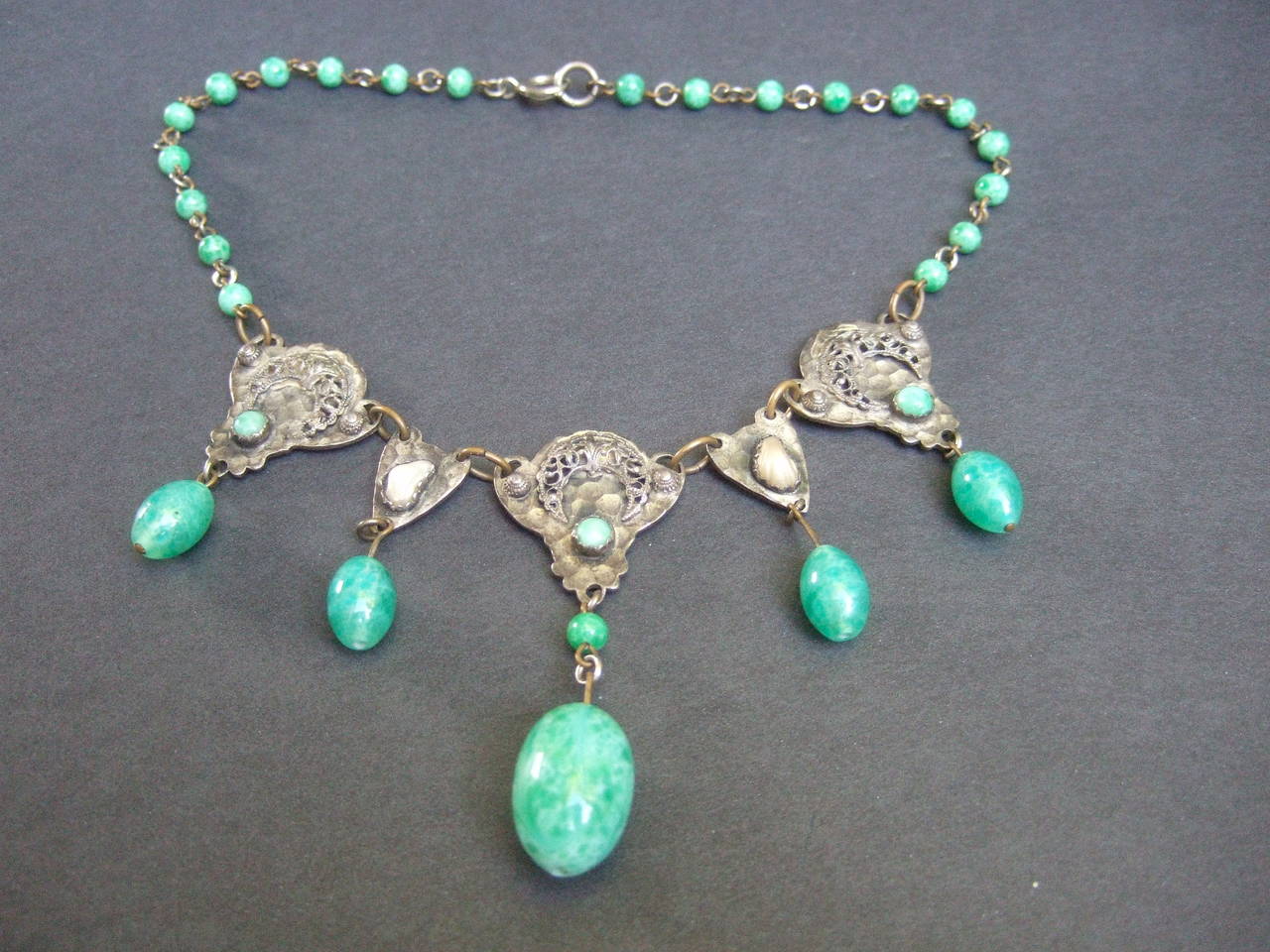 1930s Art Nouveau Peking Glass Tear Drop Choker Necklace In Good Condition In University City, MO