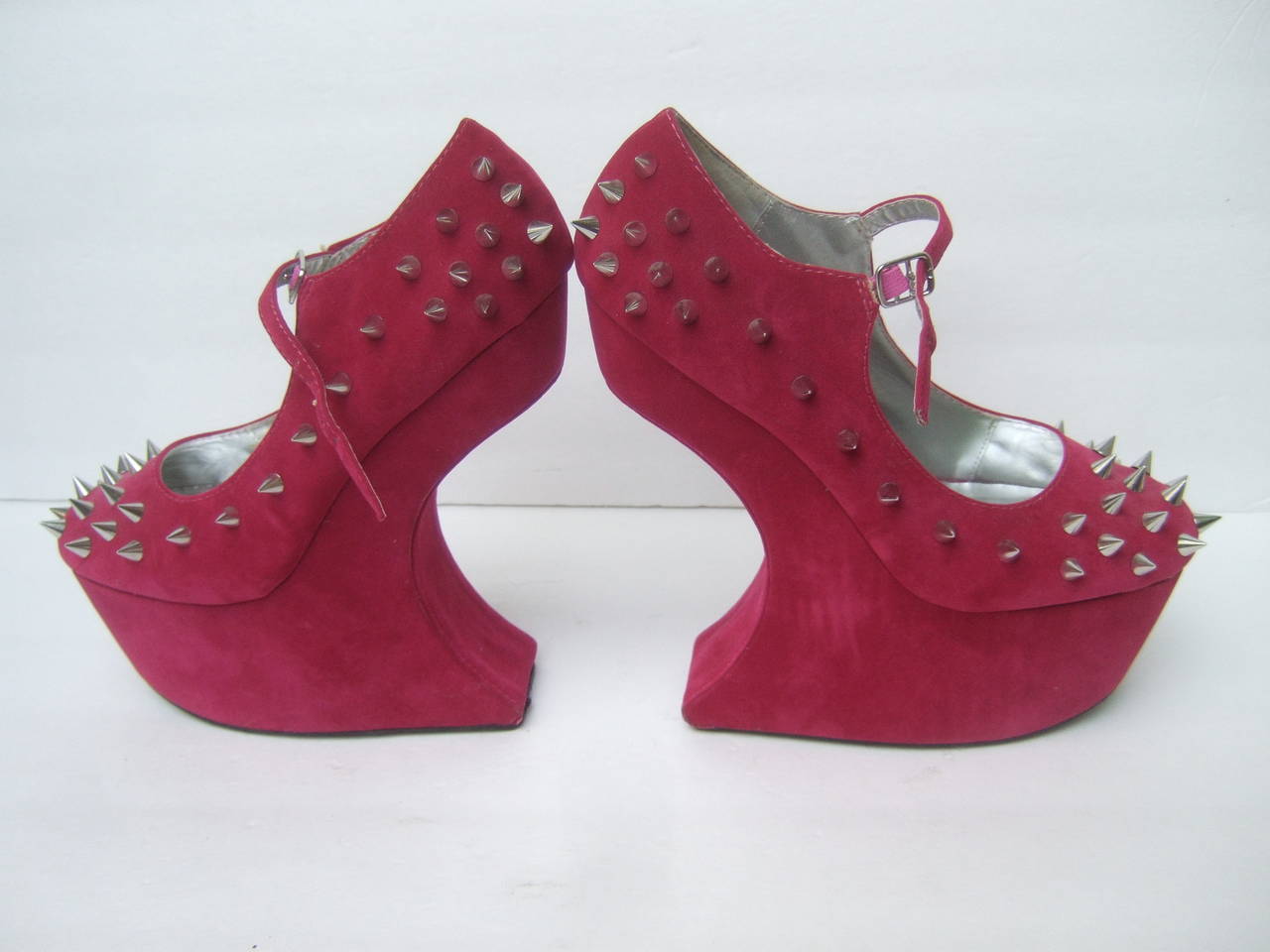 Avant Garde Fucshia Velvet Spike Platform Shoes US Size 9 In Excellent Condition In University City, MO