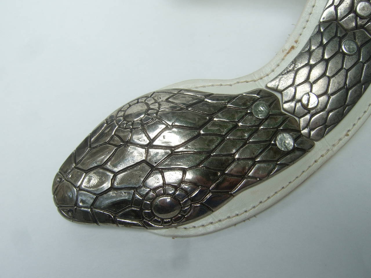 Exotic Italian Silver Metal Articulated White Leather Snake Belt c 1980s In Excellent Condition In University City, MO