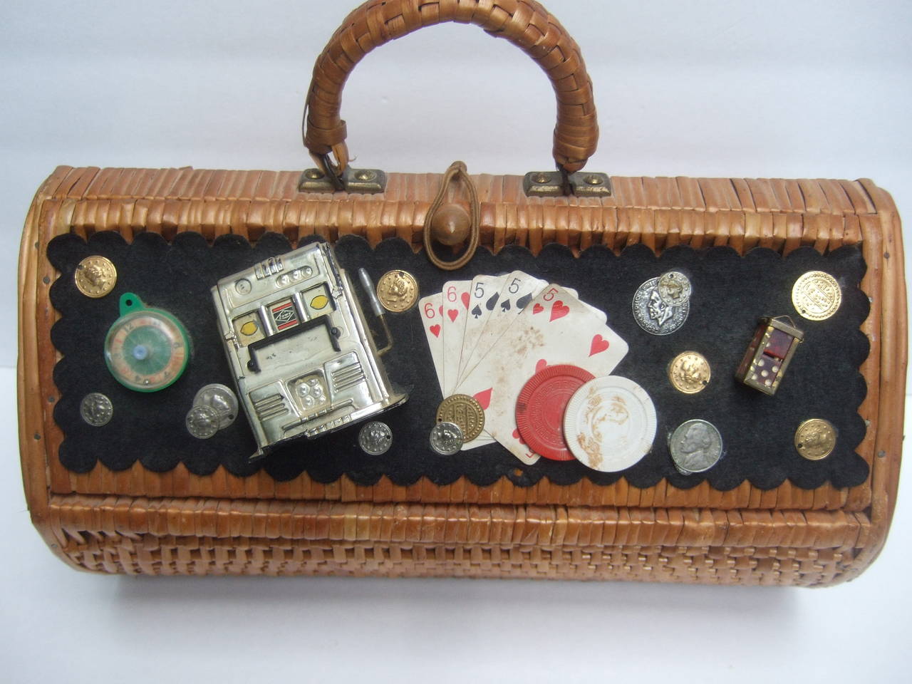 Whimsical wicker casino theme large retro handbag c 1960
The quirky vintage handbag is embellished with gambling  
theme embellishments on the front & sides

The front exterior black felt panel is decorated with playing
cards, coins, dice,