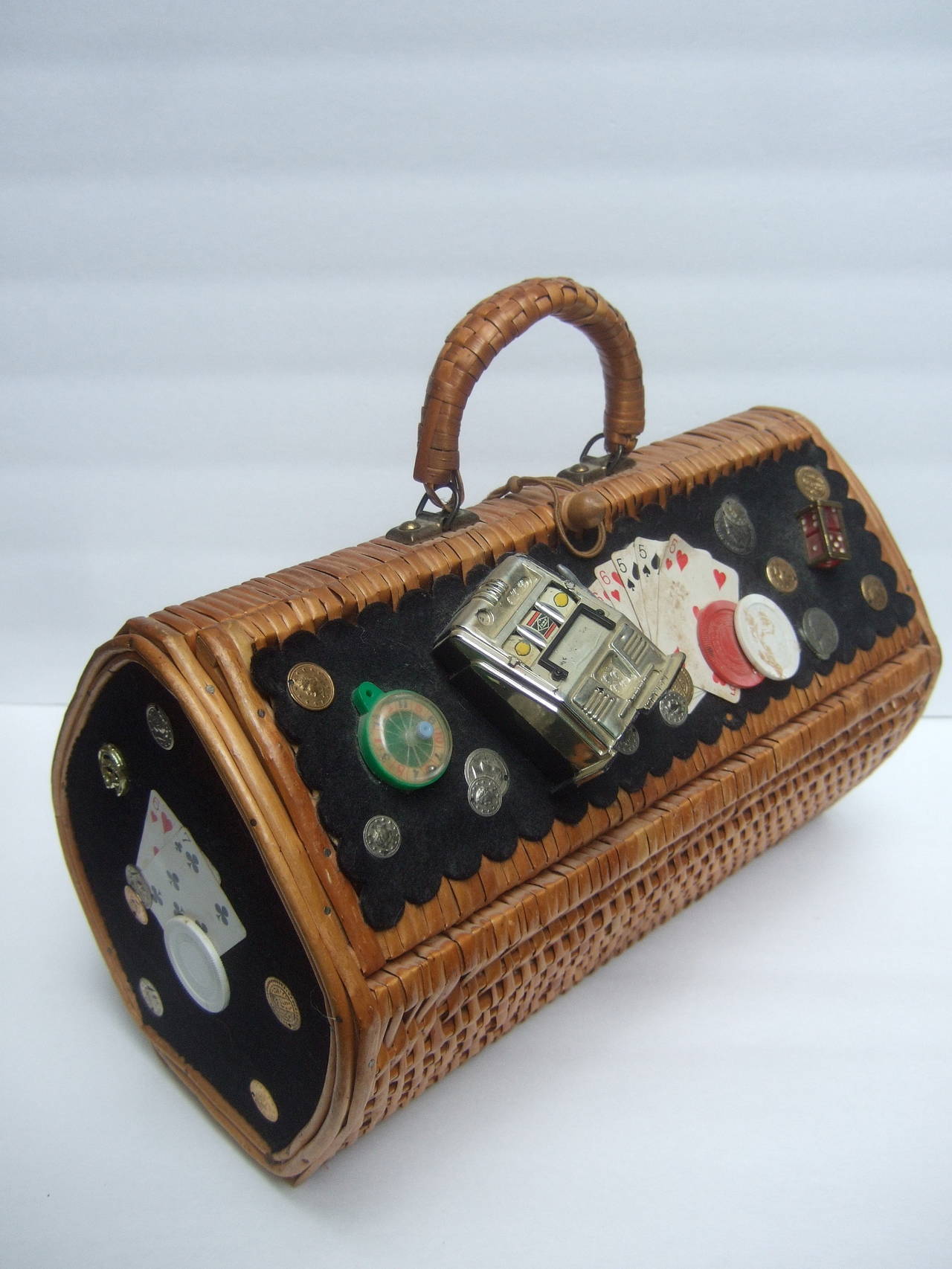 Whimsical Wicker Casino Theme Retro Handbag c 1960 In Good Condition In University City, MO