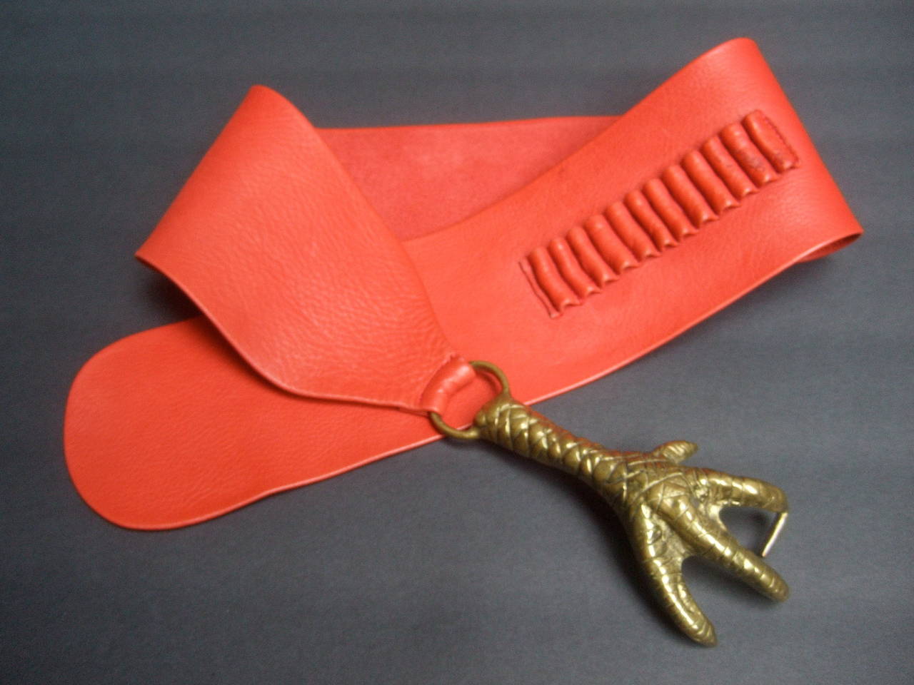 Rosso Surrealistica cintura ad artiglio in pelle rossa scarlatta e ottone di Georges Mailian Paris in vendita