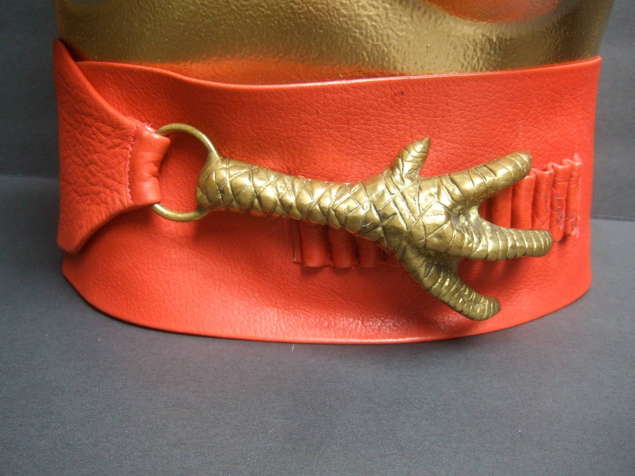 Surrealistica cintura ad artiglio in pelle rossa scarlatta e ottone di Georges Mailian Paris In condizioni ottime in vendita a University City, MO