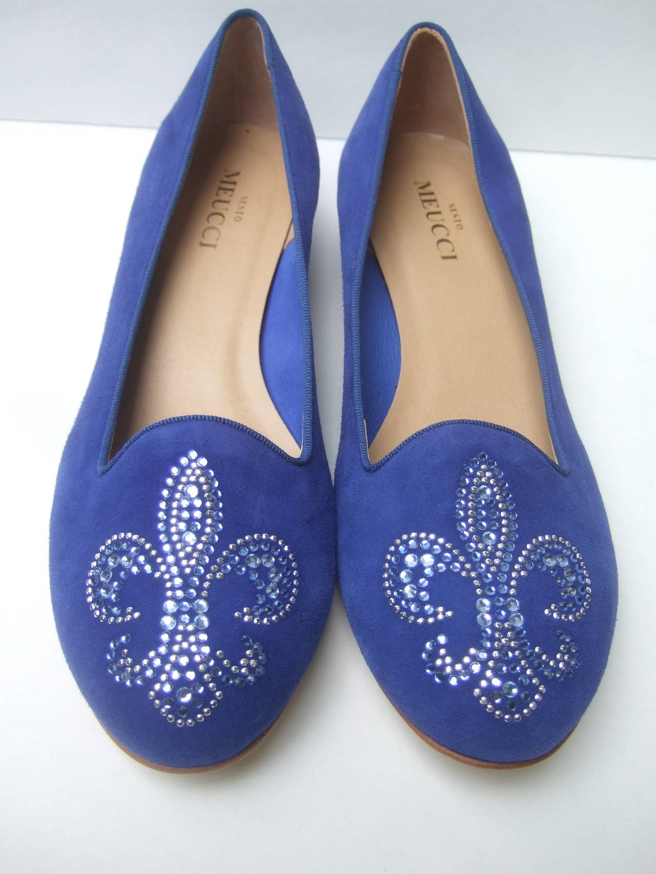 Crystal jeweled Fleur di Lis peacock blue suede flats Made in Italy US Size 10M
The stylish suede flats are vibrant blueish purple plush suede
The low heel skimmer flats are designed by Sesto Meucci 
Made in Italy

The flats are new & unworn