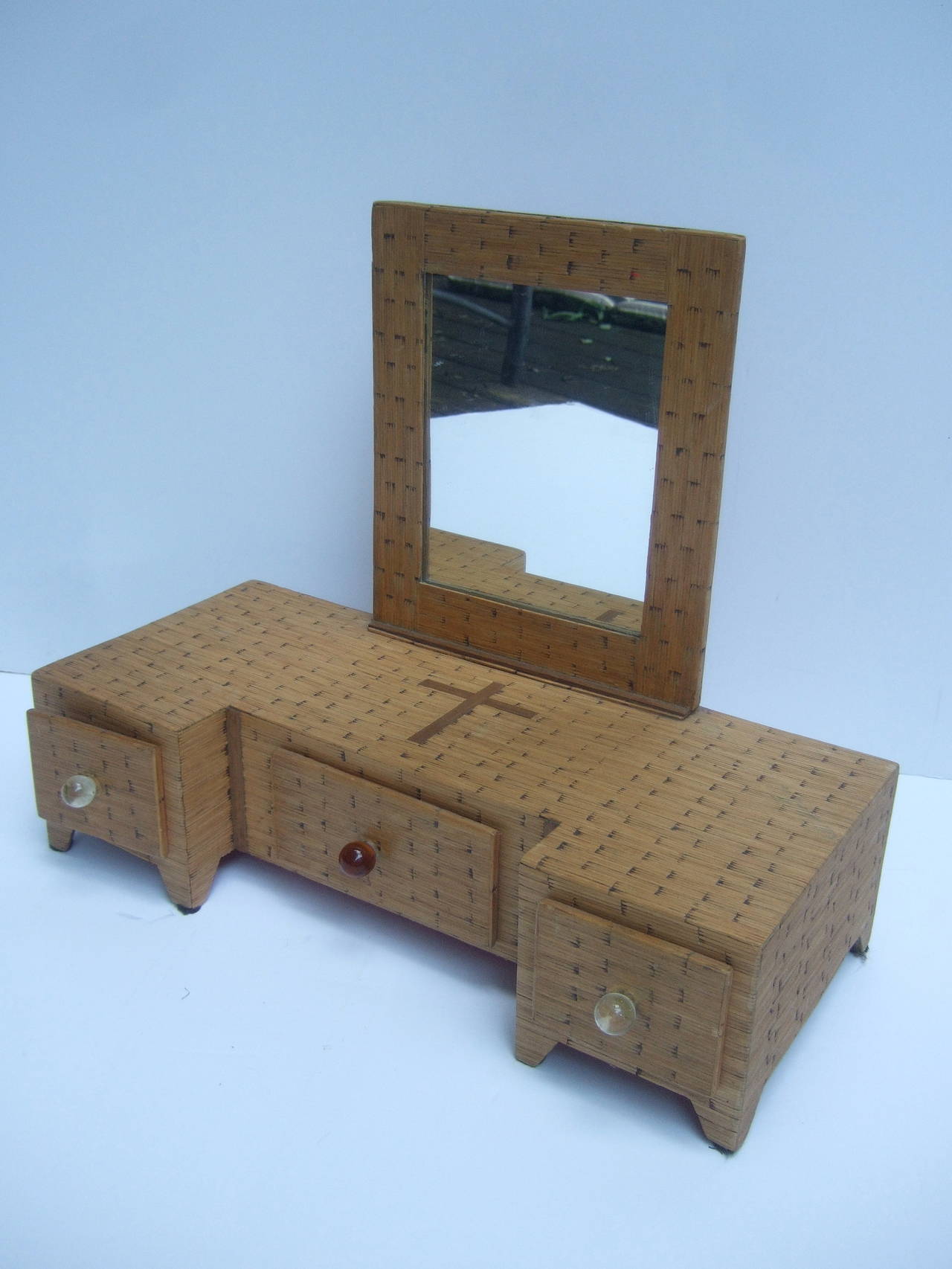 1930s Handmade Tramp Art Match Stick Diminutive Vanity Case In Excellent Condition In University City, MO
