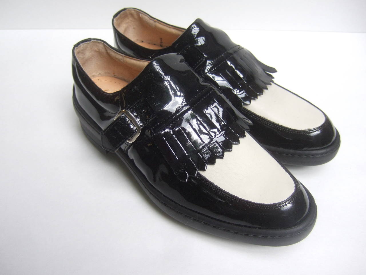 Women's Italian new patent leather brogue golf shoes US Size 7.5
The stylish women's golf shoes are designed with shiny 
patent leather with contrasting white matte leather 

The stylish Italian golf shoes have silver metal buckles
on the