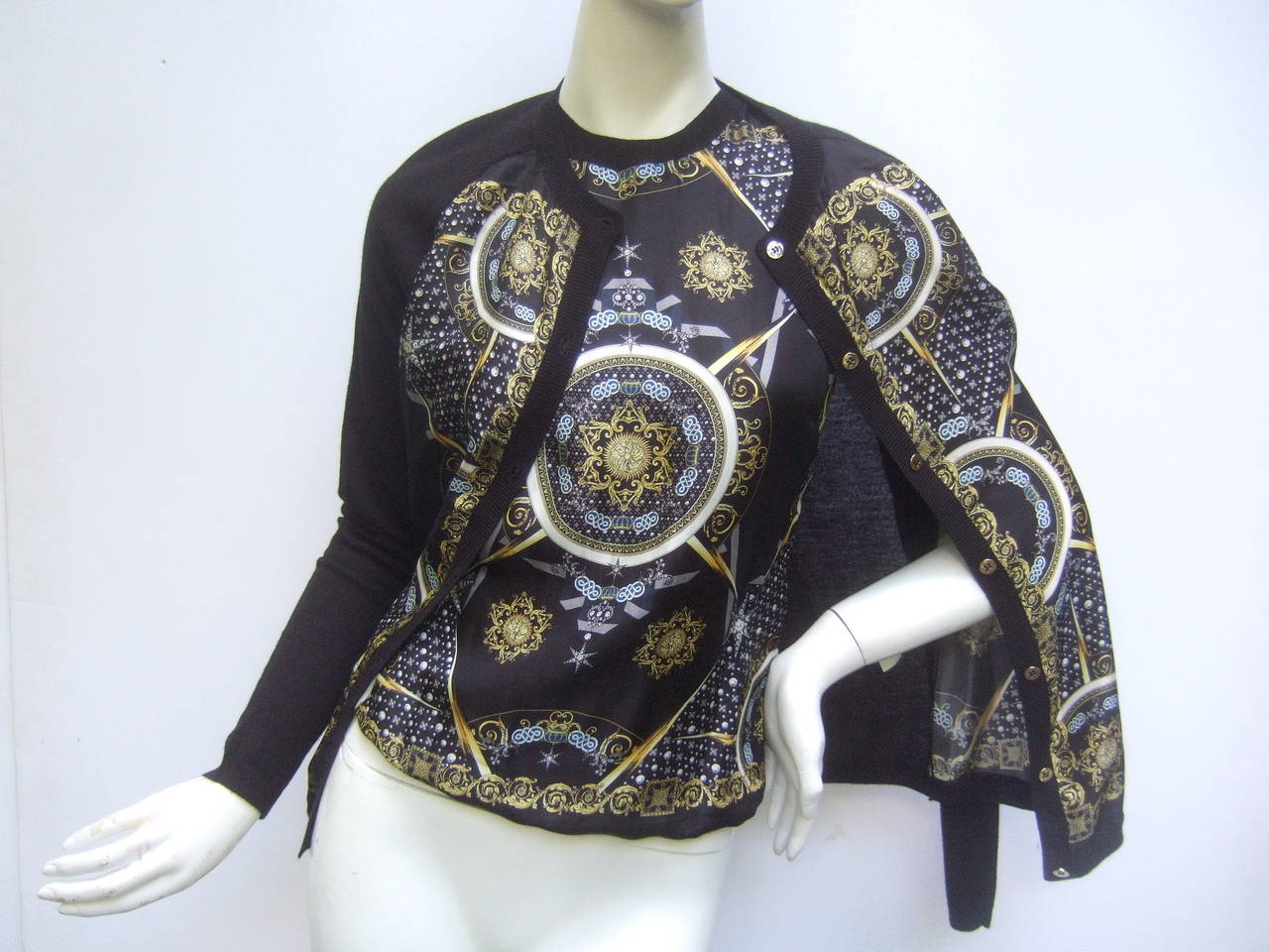 Versace Collection chic silk & wool twinset Size 42 - 40
The stylish cardigan is designed with silk panels
on the front. The cardigan is embellished with small 
gilt metal buttons with medusa silhouettes

The matching shell is illustrated