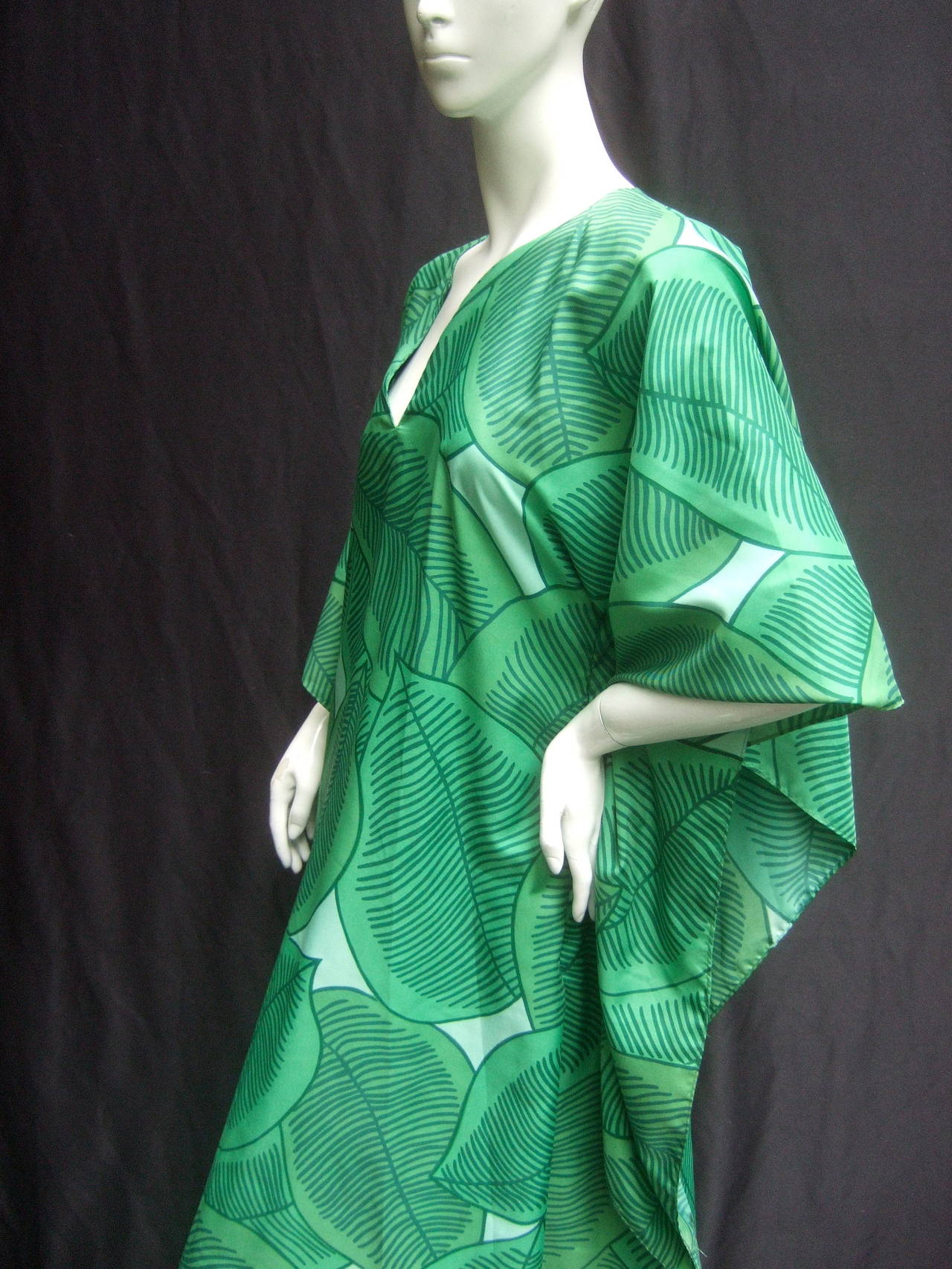 Lush Green Tropical Print Caftan Gown c 1970 In Excellent Condition In University City, MO
