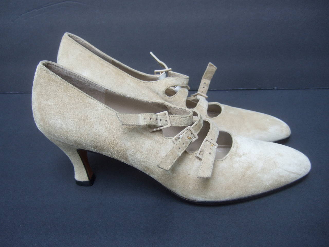 Salvatore Ferragamo Tan suede buckle strap pumps New Size 9 1/2 AAAAA
The Italian suede shoes are designed with three suede buckle
straps on each shoe

The designer suede shoes are new in unworn condition 
The interior is tan leather and suede.