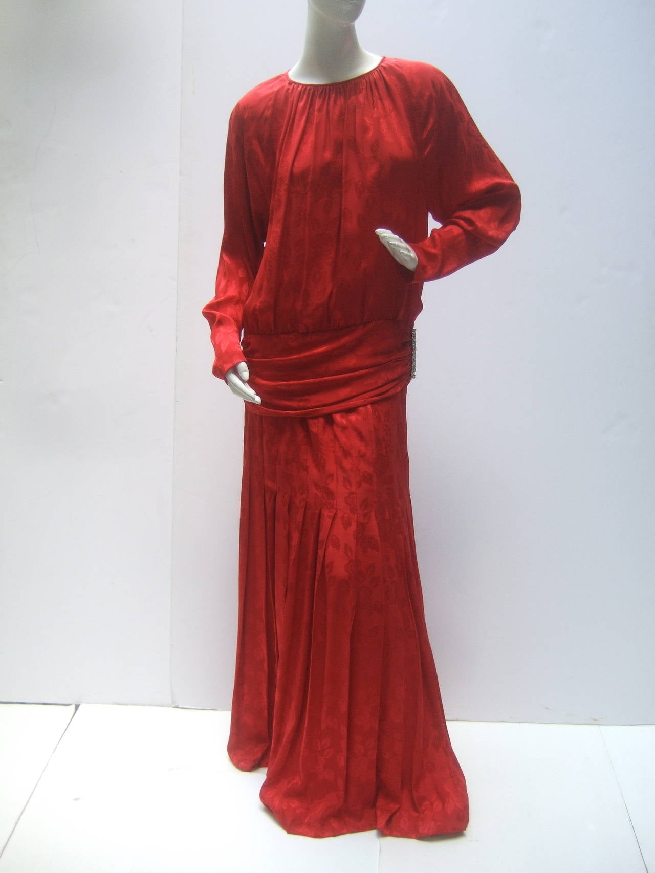 Oscar de la Renta Miss O Scarlet silk blouse & maxi skirt US Size 10
The elegant ensemble is designed with sumptuous silk
with a subtle rose print pattern. The tunic style blouse
has pleated detail around the neckline and across the
contrasting