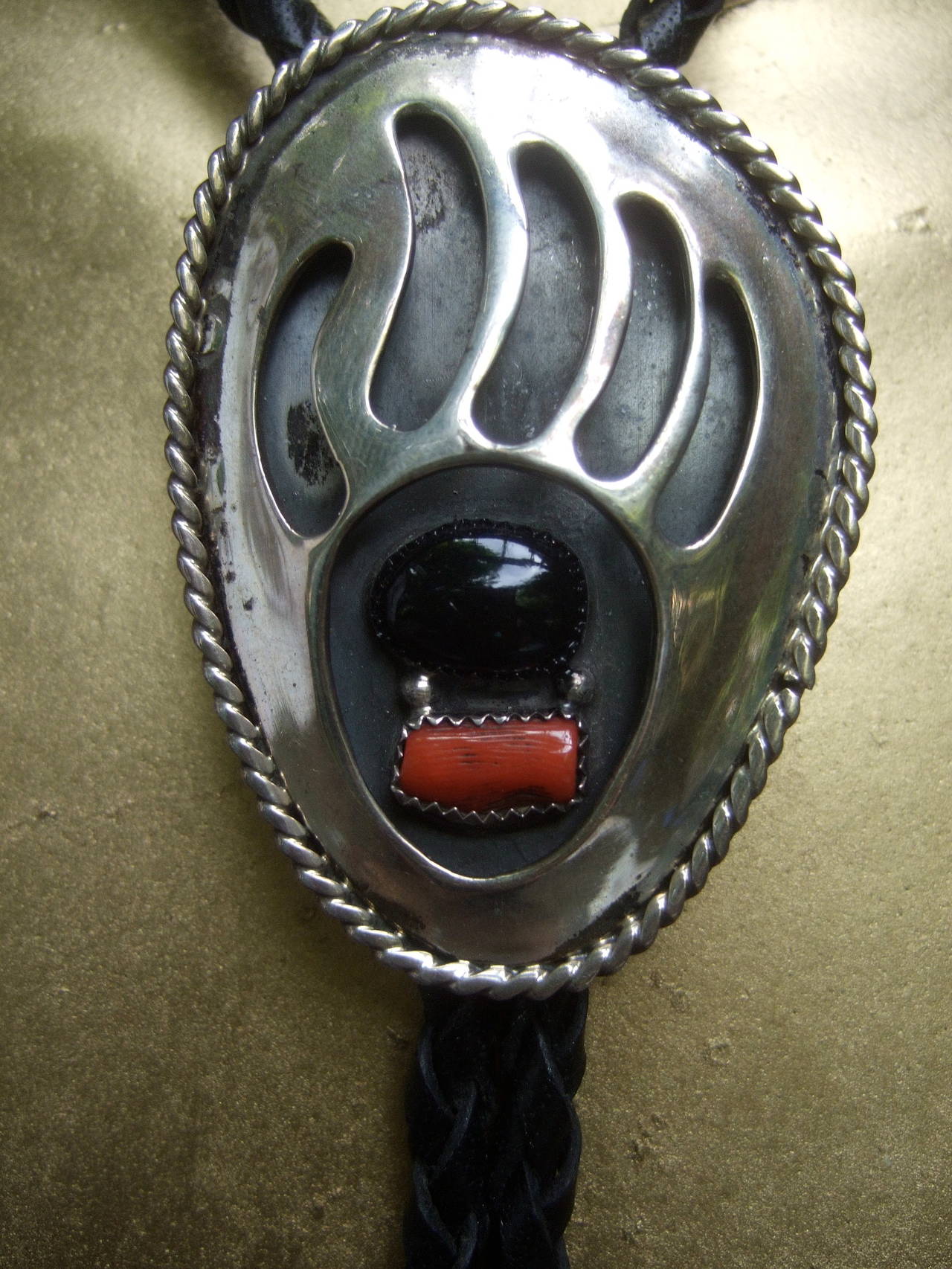 Sterling Coral and Jet Bear Claw Bolo Tie c 1970s In Excellent Condition In University City, MO