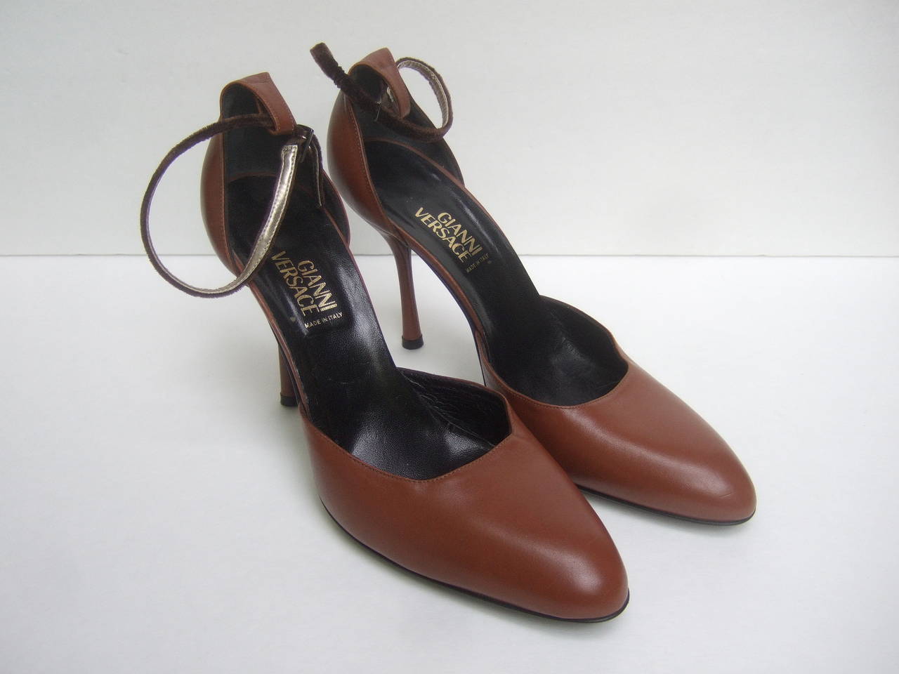 Escarpins à lanières en cuir marron caramel Gianni Versace, Taille 41 Bon état - En vente à University City, MO