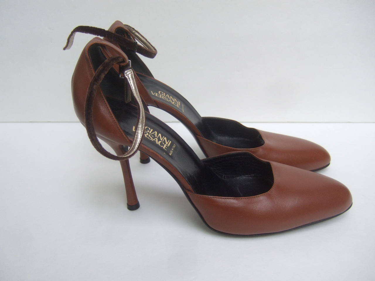 Gianni Versace Caramel brown leather ankle strap pumps Size 41
The stylish Italian pumps are designed with high stiletto heels

Designed by Gianni Versace Made in Italy
Stamped Size 41
The spike heels measure 3