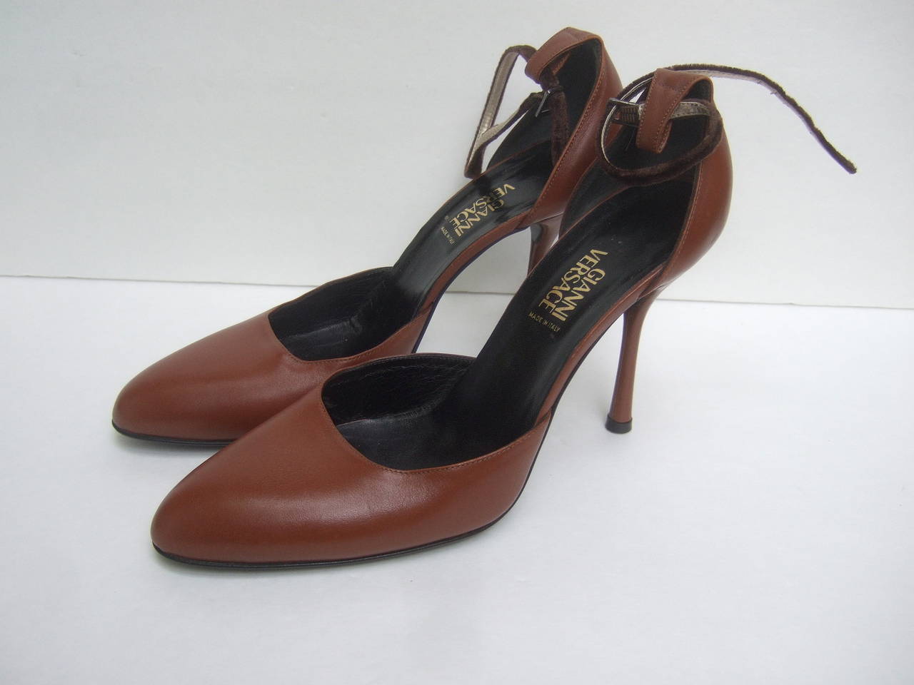 Noir Escarpins à lanières en cuir marron caramel Gianni Versace, Taille 41 en vente