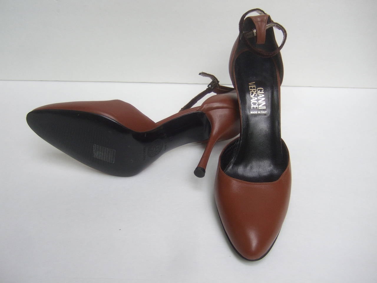 Gianni Versace Caramel Brown Leather Ankle Strap Pumps Size 41 In Good Condition For Sale In University City, MO