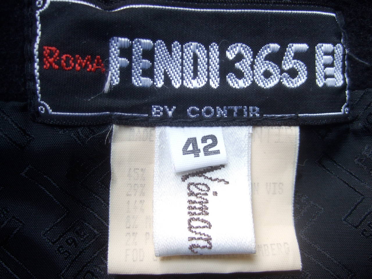 Fendi - Italie - Veste en laine noire avec appliques et fausse fourrure, taille 42, circa 1990 en vente 2