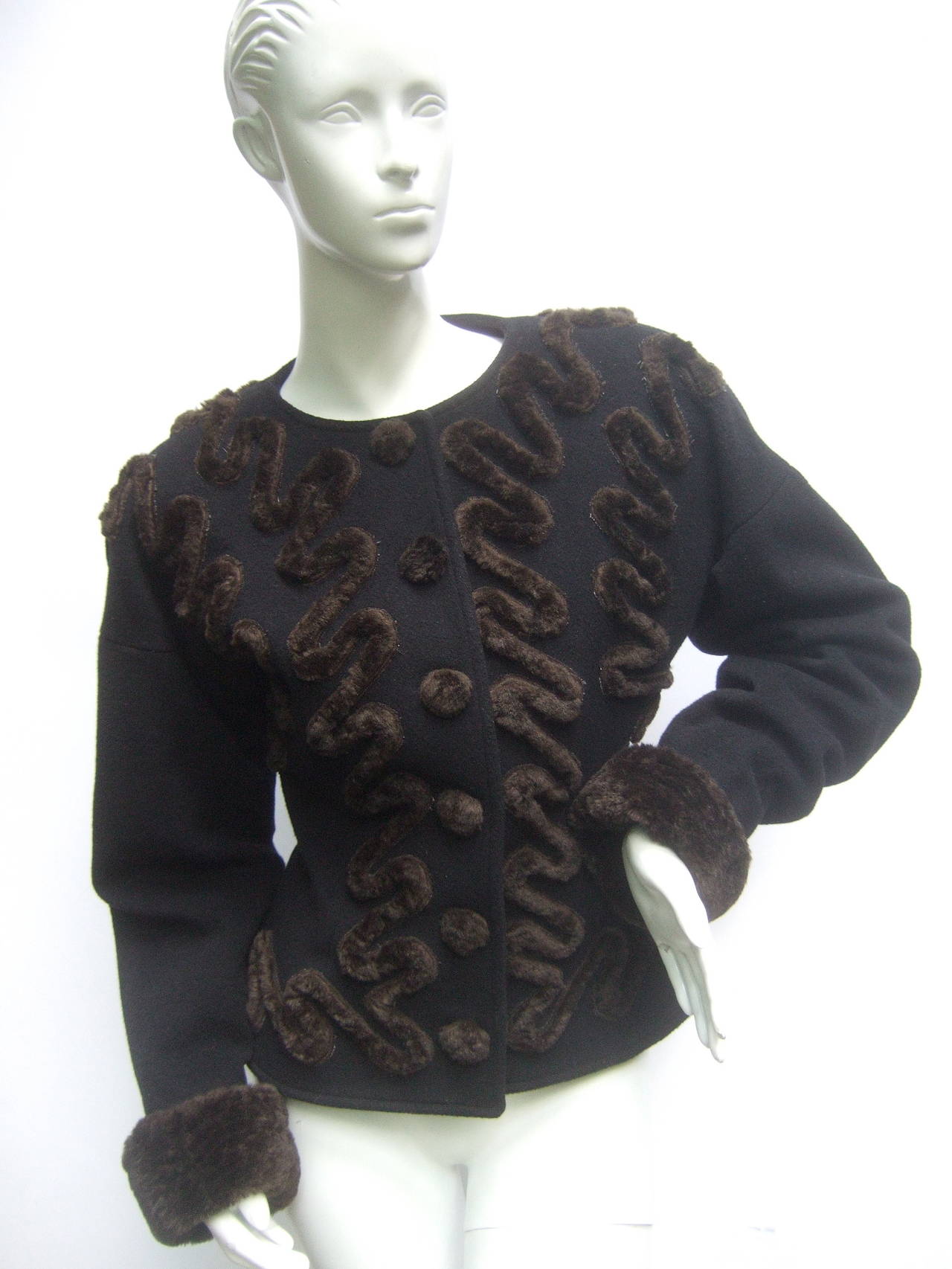 Fendi - Italie - Veste en laine noire avec appliques et fausse fourrure, taille 42, circa 1990 en vente 3