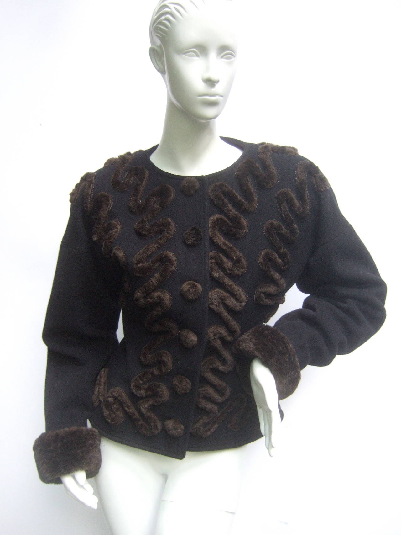 Noir Fendi - Italie - Veste en laine noire avec appliques et fausse fourrure, taille 42, circa 1990 en vente