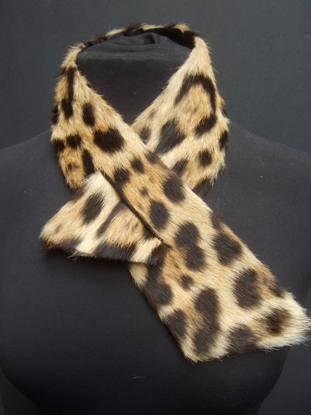 1950s Chic leopard print fur scarf collar
This fur scarf is designed with a slit 
 to secure both ends together  

The innovative design allows the fur
scarf collar to adapt to various 
garments; over a coat collar, placed
over a jacket or