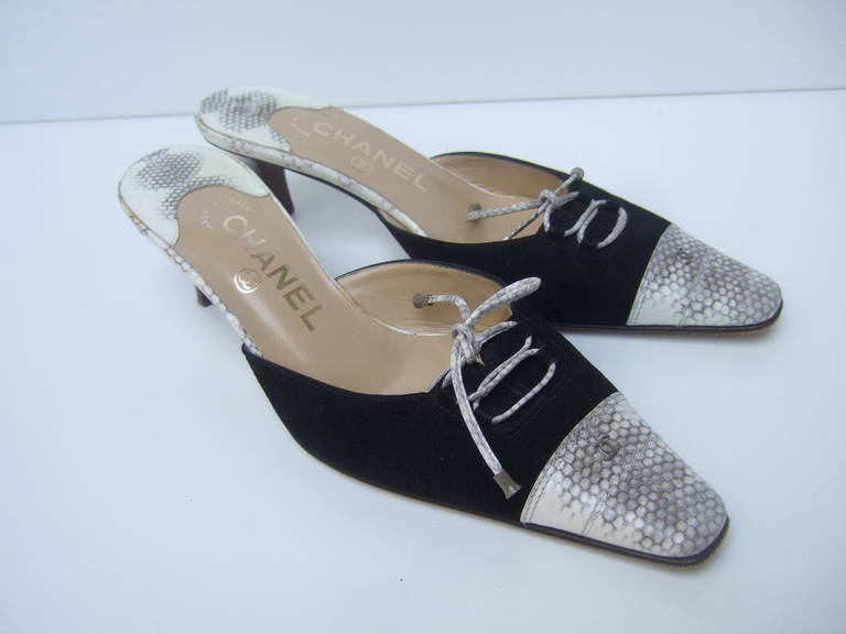 CHANEL Classic suede & leather mules Made in Italy Size 35
The posh black suede heels are designed with plush black
doeskin suede. The toes are accented with contrasting
white leather with an embossed reptile design. The front
of the chic pumps