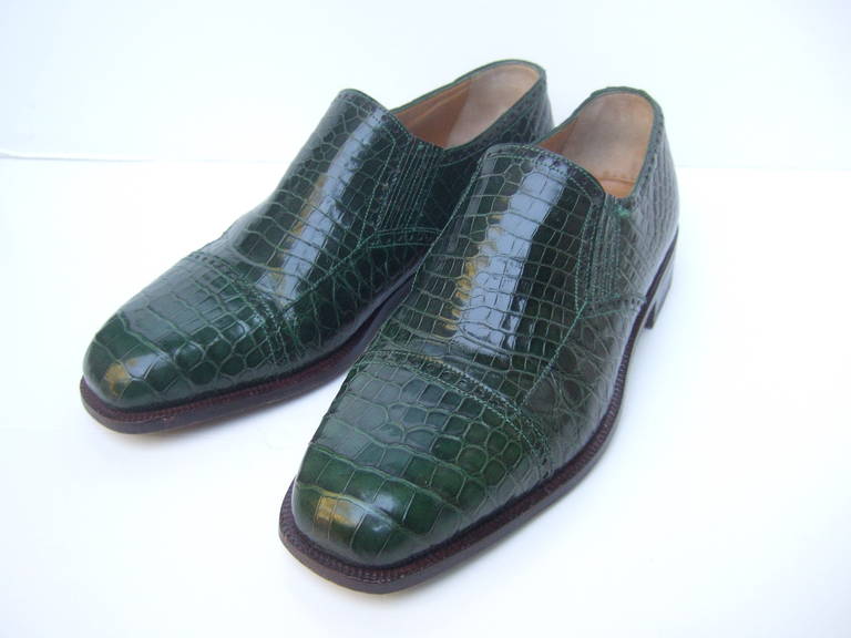 Genuine alligator men's green dress shoes Made in Italy US Size 7
The Italian reptile shoes are designed with exotic dark green alligator skin
The unique high fashion shoes make a very stylish accessory

The interior is lined in tan leather &