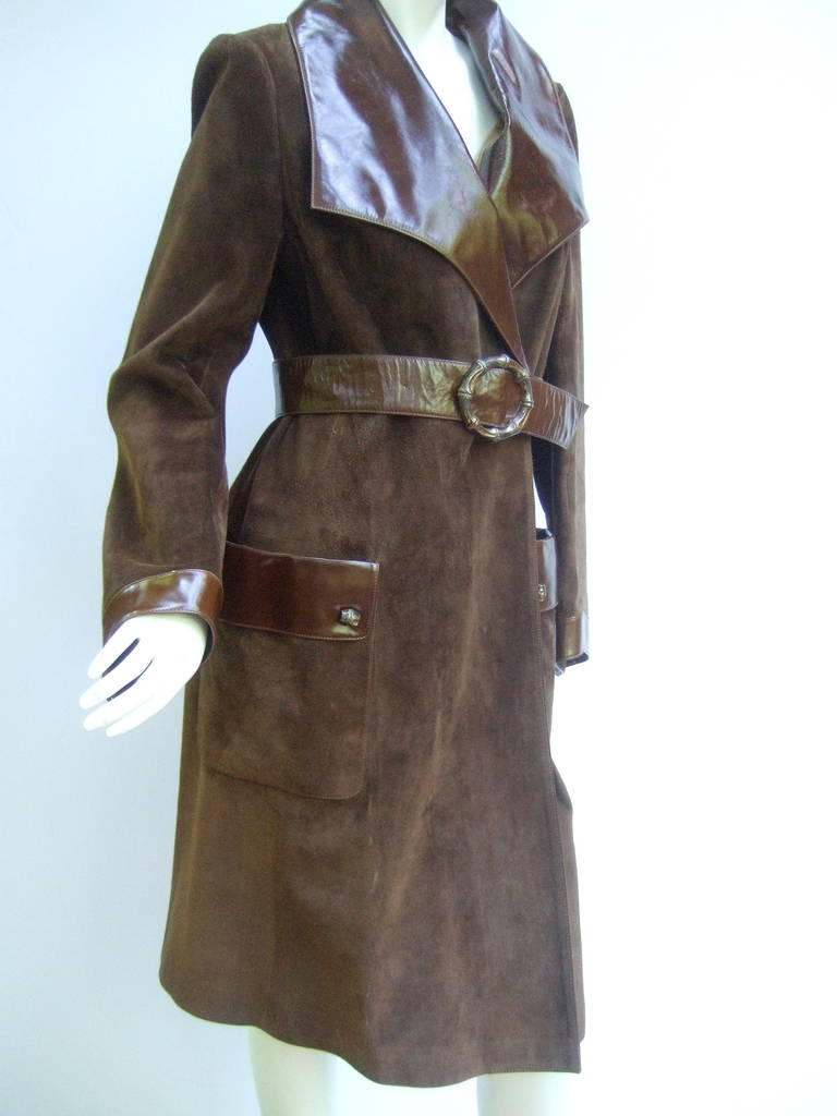 Brauner Gucci-Trenchcoat aus Wildleder mit Sterlingsilberschnalle ca. 1970 Damen im Angebot